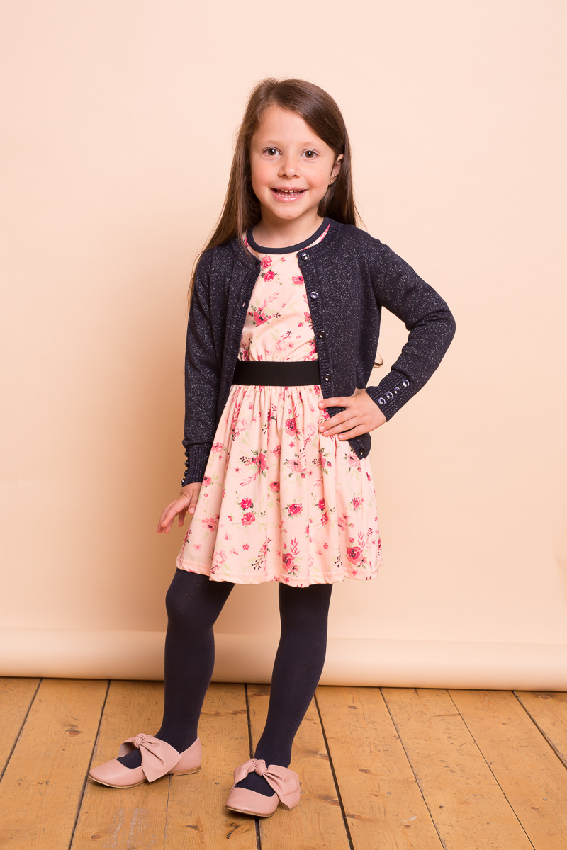 Кофта для девочки Sweet Berry, цвет: темно-синий. 734130. Размер 128734130 Кофта для девочки Sweet Berry, цвет: темно-синий. 734130. Размер 128734130Элегантная вязаная кофта для девочки от Sweet Berry выполнена из мягкой хлопковой пряжи с добавление люрекса. Модель с длинными рукавами застегивается на пуговицы. Манжеты декорированы маленькими пуговками.