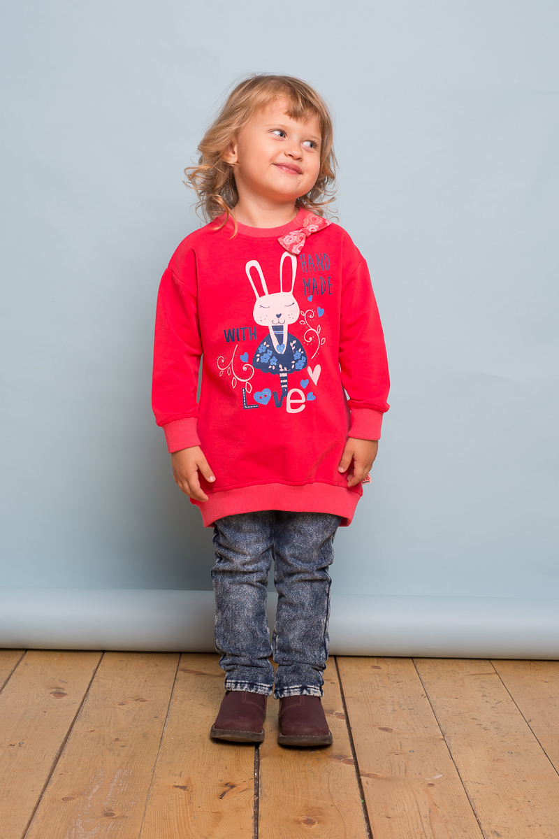 Толстовка для девочки Sweet Berry Baby, цвет: коралловый. 732130. Размер 86732130 Толстовка для девочки Sweet Berry Baby, цвет: коралловый. 732130. Размер 86732130Удлиненная толстовка Sweet Berry Baby выполнена из мягкого трикотажного полотна. Модель с удлиненной спинкой, круглым вырезом горловины и длинными рукавами декорирована ярким принтом и текстильным бантиком.
