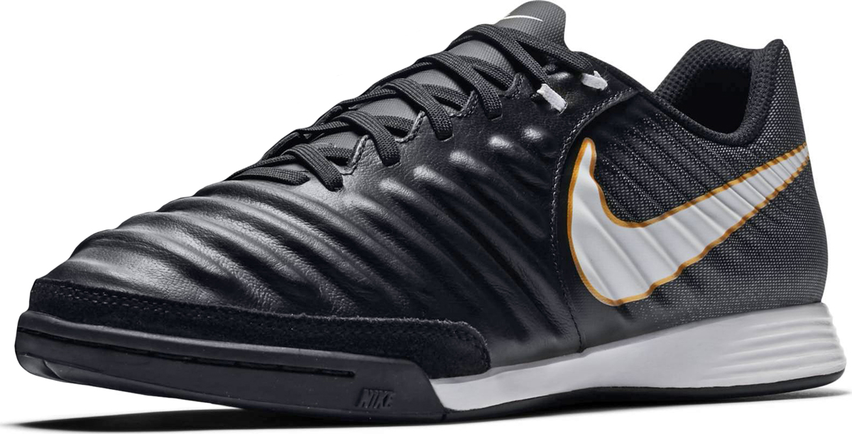 Кроссовки для футзала мужские Nike TiempoX Ligera IV (IC), цвет: черный. 897765-002. Размер 10,5 (44)897765-002 Кроссовки для футзала мужские Nike TiempoX Ligera IV (IC), цвет: черный. 897765-002. Размер 10,5 (44)897765-002Мужские футбольные бутсы для игры в зале/на поле Nike TiempoX Ligera IV (IC) сочетают классическую телячью кожу с внутренним слоем из сетки для плотной и удобной посадки и защиты от растяжения по мере износа кожи. Новый уровень посадки, касания и сцепления.Телячья кожа на мыске и внутренняя простежка создает амортизацию при ударе мяча. Незакрепленный внутренний слой в области носка и средней части предотвращает излишнее растяжение. Переплетенные нити в отверстиях для шнуровки соединяются со шнурками для плотной адаптивной посадки. Эластичные вставки по бокам язычка обеспечивают фиксацию во время игры. Литая стелька для дополнительного комфорта. Резиновая подметка обеспечивает надежное сцепление при игре помещении и на улице.