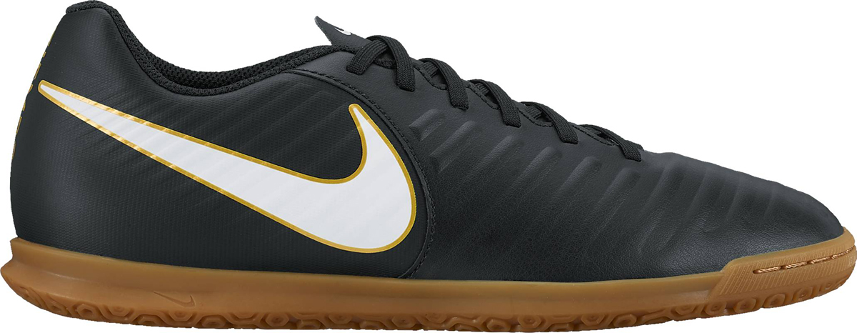Кроссовки для футзала мужские Nike TiempoX Rio IV (IC), цвет: черный. 897769-002. Размер 10 (43,5)897769-002 Кроссовки для футзала мужские Nike TiempoX Rio IV (IC), цвет: черный. 897769-002. Размер 10 (43,5)897769-002Мужские футбольные бутсы для игры в зале/на поле Nike TiempoX Rio IV (IC) сочетают легкую амортизацию текстурированной синтетической кожи с удобной посадкой и прочной резиновой подметкой. Новый уровень посадки, касания и сцепления.Адаптивная форма обеспечивает универсальную комфортную посадку. Мягкая синтетическая кожа с подкладкой из пеноматериала для амортизации при ударе мяча. Литая текстура обеспечивает трение для контроля мяча. Язычок прикреплен к средней части для плотной посадки на протяжении всей игры. Литая стелька для дополнительного комфорта. Резиновая подметка обеспечивает сцепление с поверхностью в зале и на поле.