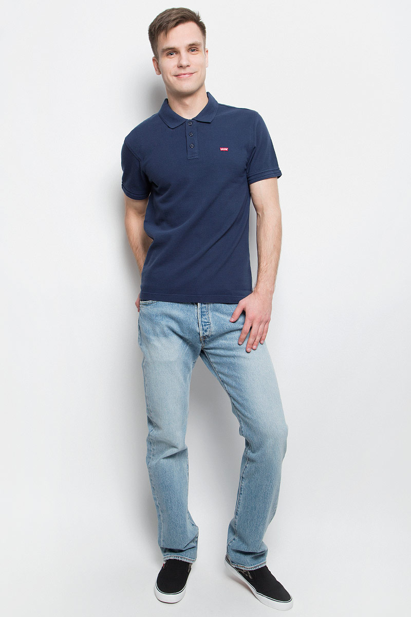 Поло мужское Levis®, цвет: темно-синий. 2240100030. Размер M (48)2240100030 Поло мужское Levis®, цвет: темно-синий. 2240100030. Размер M (48)2240100030Стильная мужская футболка-поло Levis®, выполненная из высококачественного хлопка, обладает высокой теплопроводностью, воздухопроницаемостью и гигроскопичностью, позволяет коже дышать.Модель с короткими рукавами и отложным воротником - идеальный вариант для создания оригинального современного образа. Сверху футболка-поло застегивается на три пуговицы. Воротник и манжеты рукавов выполнены из трикотажной резинки. По бокам модели предусмотрены небольшие разрезы. Спинка изделия немного удлинена. Модель оформлена на груди небольшой вышивкой в виде логотипа производителя.