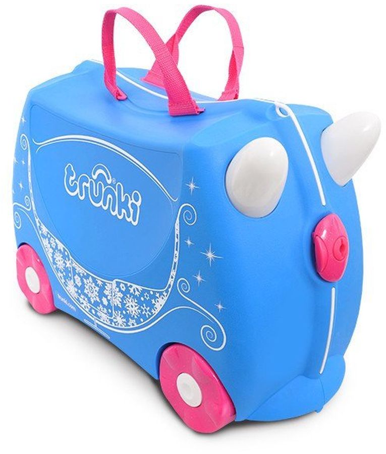 Trunki Чемодан детский Жемчужная карета принцессы0259-GB01 Trunki Чемодан детский Жемчужная карета принцессы0259-GB01Детский чемодан Жемчужная Карета принцессы - восхитительная новинка от английского производителя детских чемоданов и дорожных аксессуаров! Чемоданы Trunki сделаны из прочного легкого пластика, что позволяет не только брать их с собой в путешествие, но даже кататься на них! Чемодан в виде прекрасной кареты станет прекрасным игровым спутником каждой маленькой путешественницы. Чемодан выполнен в ярком синем цвете, тонко выполненный рисунок на нем имитирует очертания кареты. Белые и розовые элементы на чемодане делают его более веселым и заметным. У чемоданчика есть забавные розовые ручки в виде рожек, для того, чтобы ребенок мог держаться во время катания. Удобная прочная ручка из текстиля позволяет родителям возить чемодан или катать ребенка. Несмотря на забавный внешний вид, чемодан Транки очень прочен и функционален. Вместительная конструкция весит меньше 2 кг. Выемка в верхней части корпуса служит седлом для юных гонщиков, и мало какой ребёнок откажется от удовольствия прокатиться на таком необычном транспорте. Особенности чемодана Trunki: прочный легкий корпус с удобным сидением, широкие устойчивые колеса для перемещения и катания, прорезиненный мягкий обод вдоль отделений чемодана, надежный безопасный замок защищает от случайного раскрытия, специальный ремень с прочными карабинами позволяет легко перемещать чемодан и катать ребенка, ручки из пластика на корпусе чемодана позволяют ребенку держаться при перемещении. Чемоданы Trunki были созданы в Англии для того, чтобы малыши не скучали во время путешествий. В удобный вместительный чемодан можно заполнить необходимыми вехами, книгами и, конечно же, любимыми игрушками. Широкие устойчивые колеса позволяют не только перемещать чемодан, но и кататься на нем. Теперь при ожидании регистрации или рейса вашему ребенку точно не будет скучно!