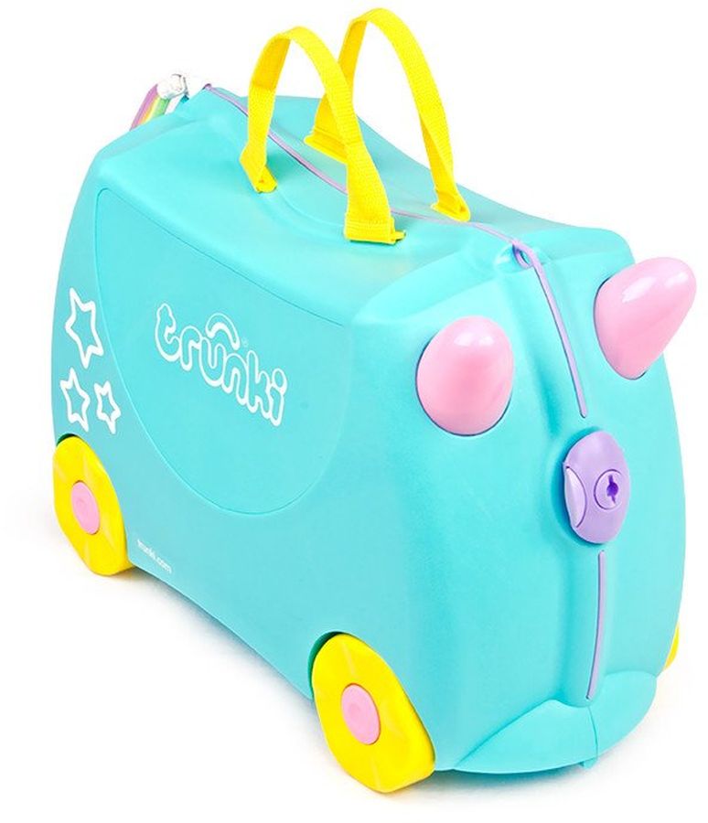 Trunki Чемодан детский Уна0287-GB01 Trunki Чемодан детский Уна0287-GB01Детский чемодан на колесиках Единорог Уна - уникальная новинка для веселых, но очень практичных юных путешественников. Многофункциональный детский чемодан, с которым можно не только отправиться в путешествие, но даже кататься не нём! Чемодан Единорог Уна получил серебряную награду в номинации 10 лучших товаров для путешествий для детей и подростков! Чемодан Транки Единорог Уна непременно понравится девочкам. Нежно-голубой цвет корпуса, розовые рожки и замочек, желтые колеса и ручки, сверкающий текстильный рог а также желто-розовый хвостик - все эти элементы превращают чемоданчик в милого Единорога. Также в комплект входят сверкающие наклейки, которыми можно декорировать чемодан по своему усмотрению. В комплект входит:чемодан Trunki,длинная ручка-ремень, отстегивающийся хвостик,текстильный сверкающий рог,сверкающие наклейки.Несмотря на забавный внешний вид, чемодан Транки очень прочен и функционален. Вместительная конструкция весит меньше 2 кг. Выемка в верхней части корпуса служит седлом для юных гонщиков, и мало какой ребёнок откажется от удовольствия прокатиться на таком необычном транспорте. У чемоданчика есть забавные ручки в виде рожек, для того, чтобы ребенок мог держаться во время катания. Удобная прочная ручка из текстиля позволяет родителям возить чемодан или катать ребенка. Особенности чемодана Trunki:прочный легкий корпус с удобным сидением,широкие устойчивые колеса для перемещения и катания,прорезиненный мягкий обод вдоль отделений чемодана,надежный безопасный замок защищает от случайного раскрытия,специальный ремень с прочными карабинами позволяет легко перемещать чемодан и катать ребенка,ручки из пластика на корпусе чемодана позволяют ребенку держаться при перемещении.Чемоданы Trunki были созданы в Англии для того, чтобы малыши не скучали во время путешествий. В удобный вместительный чемодан можно заполнить необходимыми вещами, книгами и, конечно же, любимыми игрушками. Широкие устойчивые колеса позволяют не только перемещать чемодан, но и кататься на нем. Теперь при ожидании регистрации или рейса вашему ребенку точно не будет скучно!