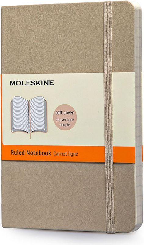 Moleskine Записная книжка Classic Soft Pocket 96 листов в линейку цвет бежевый385259 Moleskine Записная книжка Classic Soft Pocket 96 листов в линейку цвет бежевый385259Новая версия популярной классической записной книжки Moleskine размера pocket в мягкой бежевой обложке с закругленными углами, лентой-закладкой, эластичной застежкой и вместительным внутренним карманом, куда вложена карточка с историей компании Moleskine. Эта записная книжка бесспорно станет надежным спутником в путешествии и поможет сохранить яркие впечатления, воспоминания и наблюдения