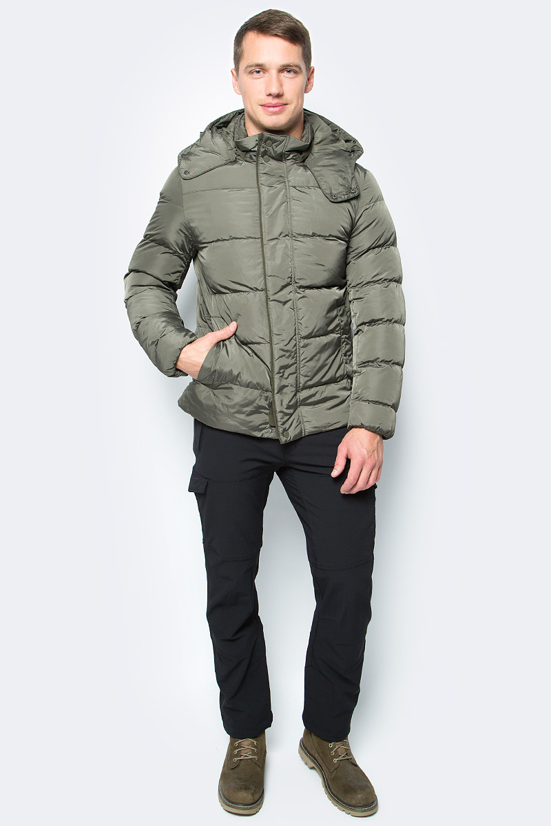 Куртка мужская Geox, цвет: хаки. M7428CT2422F3172. Размер 50M7428CT2422F3172 Куртка мужская Geox, цвет: хаки. M7428CT2422F3172. Размер 50M7428CT2422F3172Короткая мужская куртка Geox с наполнителем - универсальная модель на каждый день, идеально подходит для повседневного использования. Отличается исключительной воздухопроницаемостью благодаря запатентованной системе дышащей ткани Geox. Выполнена из прочной водоотталкивающей нейлоновой тафты плотностью 40 ден с блестящей поверхностью. Наполнитель с набивкой из синтетического полиэстера обеспечивает повышенную термоизоляцию. Прямой силуэт. Модель выполнена с двумя врезными карманами и дополнена капюшоном. Капюшон застегивается на кнопки и дополнен шнурком-утяжкой со стопперами.