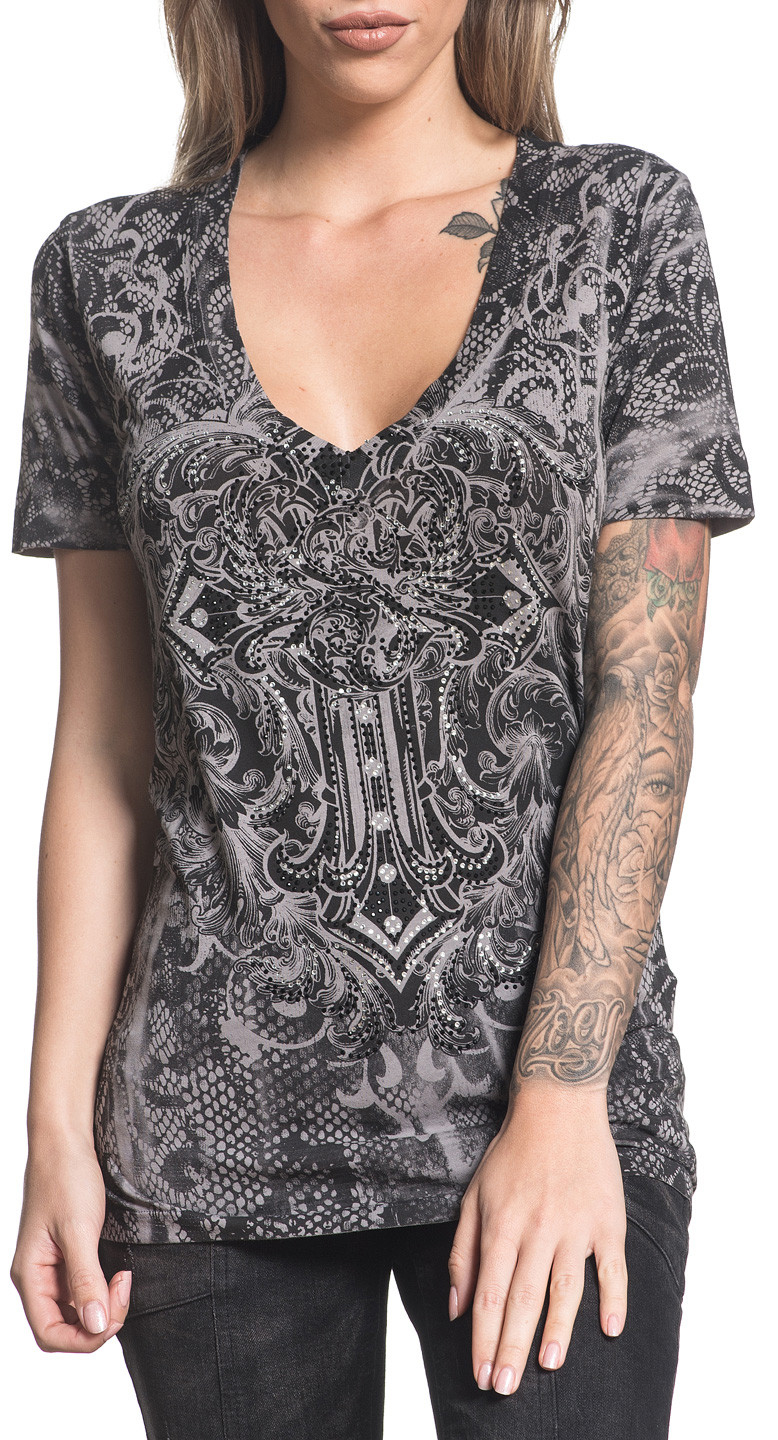 Футболка женская Affliction Sinful Soul Promise, цвет: серый. S4010. Размер XS (42)S4010 Футболка женская Affliction Sinful Soul Promise, цвет: серый. S4010. Размер XS (42)S4010Футболка женская Affliction выполнена из натурального хлопка. Модель с V-образным вырезом горловины и короткими рукавами оформлена оригинальным принтом и украшена стразами.
