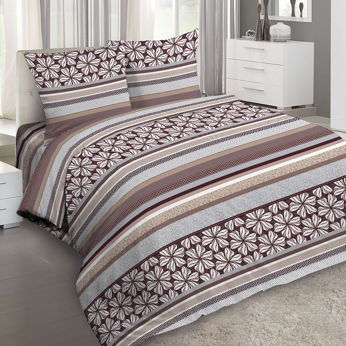 Комплект постельного белья Letto Традиция, 1,5 спальный, наволочки 70 x 70 см, цвет: серый. B246-3B246-3 Комплект постельного белья Letto Традиция, 1,5 спальный, наволочки 70 x 70 см, цвет: серый. B246-3B246-3Серия Letto Традиция выполнена из классической российской бязи, привычной для большинства российских покупательниц. Ткань плотная (125гр/м), используются современные устойчивые красители и в том числе технология с эффектом 3д. Традиционная российская бязь выгодно отличается от импортных аналогов по цене, при том, что сама ткань и толще, меньше сминается и служит намного дольше. Рекомендуется перед первым использованием постирать, но не пересушивать. Применение кондиционера при стирке сделает такое постельное белье мягче и комфортней. Пододеяльник на молнии. Обращаем внимание, что расцветка наволочек может отличаться от представленной на фото.