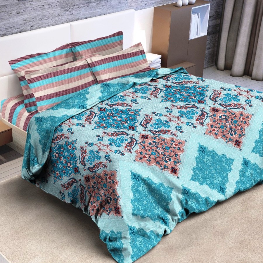 Комплект постельного белья Letto Традиция, 2-х спальный, наволочки 70 x 70 см, цвет: синий. B265-4B265-4 Комплект постельного белья Letto Традиция, 2-х спальный, наволочки 70 x 70 см, цвет: синий. B265-4B265-4Серия Letto Традиция выполнена из классической российской бязи, привычной для большинства российских покупательниц. Ткань плотная (125гр/м), используются современные устойчивые красители и в том числе технология с эффектом 3д. Традиционная российская бязь выгодно отличается от импортных аналогов по цене, при том, что сама ткань и толще, меньше сминается и служит намного дольше. Рекомендуется перед первым использованием постирать, но не пересушивать. Применение кондиционера при стирке сделает такое постельное белье мягче и комфортней. Пододеяльник на молнии. Обращаем внимание, что расцветка наволочек может отличаться от представленной на фото.
