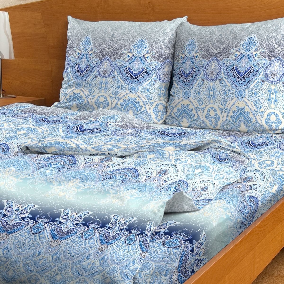 Комплект постельного белья Letto Традиция, евро, наволочки 70 x 70 см, цвет: синий. B96-6B96-6 Комплект постельного белья Letto Традиция, евро, наволочки 70 x 70 см, цвет: синий. B96-6B96-6Серия Letto Традиция выполнена из классической российской бязи, привычной для большинства российских покупательниц. Ткань плотная (125гр/м), используются современные устойчивые красители и в том числе технология с эффектом 3д. Традиционная российская бязь выгодно отличается от импортных аналогов по цене, при том, что сама ткань и толще, меньше сминается и служит намного дольше. Рекомендуется перед первым использованием постирать, но не пересушивать. Применение кондиционера при стирке сделает такое постельное белье мягче и комфортней. Пододеяльник на молнии. Обращаем внимание, что расцветка наволочек может отличаться от представленной на фото.