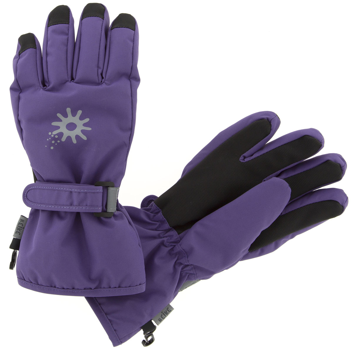 Перчатки для девочки Reike Зимние звезды, цвет: фиолетовый. RW18_WSR purple. Размер 6RW18_WSR purple Перчатки для девочки Reike Зимние звезды, цвет: фиолетовый. RW18_WSR purple. Размер 6RW18_WSR purpleПерчатки для девочки Reike Зимние звезды выполнены из ветрозащитной, водонепроницаемой и дышащей мембранной ткани, декорированной принтом в стиле коллекции. Мягкая подкладка из флиса обеспечивает дополнительный комфорт и тепло. Запястья оформлены резинкой и регулируемой липучкой, ладони и пальцы дополнительно усилены.