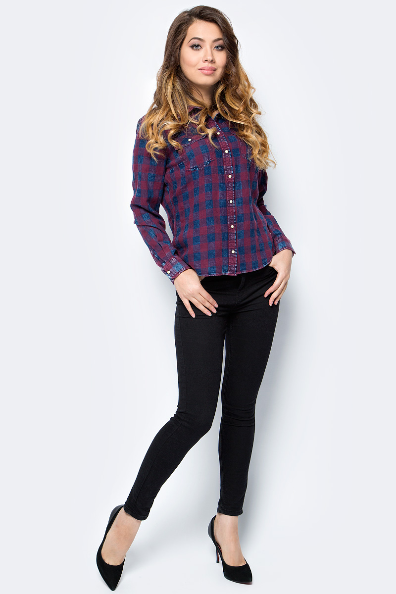 Рубашка женская Only, цвет: бордовый, темно-синий. 15138184_Dark Blue Denim. Размер 36 (42)15138184_Dark Blue Denim Рубашка женская Only, цвет: бордовый, темно-синий. 15138184_Dark Blue Denim. Размер 36 (42)15138184_Dark Blue DenimСтильная женская рубашка Only разнообразит ваш повседневный гардероб. Модель приталенного кроя с удлиненной спинкой и отложным воротничком выполнена из натурального хлопка и застегивается на кнопки. Манжеты длинных рукавов также дополнены кнопкой. На полочке расположены два накладных кармана с клапанами на кнопках. Модель подойдет для офиса, прогулок и дружеских встреч и будет отлично сочетаться с джинсами и брюками, а также гармонично смотреться с юбками.
