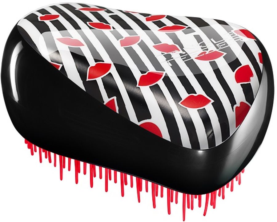Tangle Teezer Расческа Compact Styler Lulu Guinness2048 Tangle Teezer Расческа Compact Styler Lulu Guinness2048Расческа Tangle Teezer Compact Styler Lulu Guinness - уникальная модель с дизайнерским принтом! Расческа будет с вами, где бы вы ни находились! Благодаря компактной форме эта расческа поместится в любую сумочку, а плотно прилегающая крышка защитит расческу от пыли и повреждений. Эргономичная форма позволяет легко расчесывать как сухие, так и влажные волосы. Благодаря уникальному строению зубчиков, расческа мягко скользит по волосам, не повреждая и не травмируя их. После использования расчески волосы приобретают здоровый вид и блеск, становясь гладкими и шелковистыми.