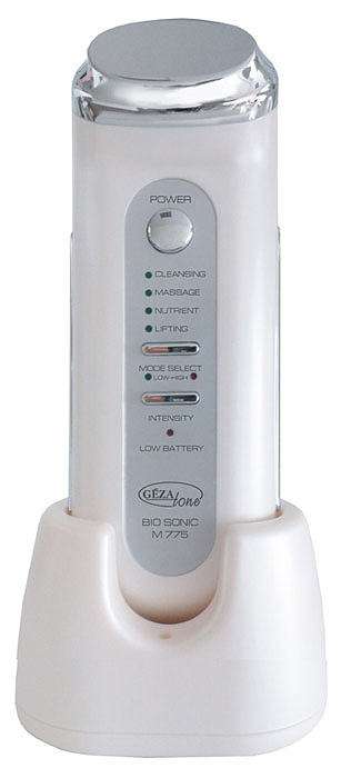 Gezatone Аппарат для лица Galvanic Beauty SPA m7751301076 Gezatone Аппарат для лица Galvanic Beauty SPA m7751301076Косметический прибор Galvanic Beauty SPA m775 - это первый персональный косметологический аппарат по уходу за кожей, созданный согласно последним научным разработкам в области косметологии и перевернувший все прежние представления.С этим аппаратом вы получаете элитный косметический SPA-салон у Вас дома. Galvanic Beauty SPA m775 позволяет с максимальной эффективностью использовать специально разработанные для применения с ним косметические средства, доставляя действующие вещества именно в те участки кожи, которые в них более всего нуждаются. Данная модель обеспечивает инновационный уход, объединяющий медицинское восстановление и косметический уход за кожей по четырем основным функциям: очищение, массаж, лифтинг и питание. Очищающая функцияНачиная с 25-летнего возраста кожа женщин начинает стареть, а функция метаболизма начинает снижаться. Большое количество меланина и стареющих клеток, образующихся ежедневно, остаются в слое эпидермиса, приводя к изменению цвета лица. Galvanic Beauty SPA m775 может создать высокоэнергичные группы частиц, которые могут разрушить меланин и стареющие клетки в слое эпидермиса и быстро избавить от них кожу.Массажная функцияНедостаток влаги приводит к старению кожи, сухости и появлению морщин. Увлажнение необходимо для поддержания тонуса кожи и уменьшения морщин. Galvanic Beauty SPA m775 может электролизовать воду в коже с образованием ионов, а затем направлять ионы вглубь кожи благодаря отталкивающему эффекту однополярных ионов, что позволяет клеткам кожи хорошо впитывать воду и поддерживать влажность кожи в течение 24 часов.Функция лифтингаПотеря коллагена и ослабление соединительной ткани являются главными причинами появления глубоких морщин. Используя технологию клеточного резонанса, может стимулировать волокна верхнего слоя кожи постоянно вырабатывать коллаген в соответствии с дневной нормой для восстановления эластичности и следовательно избавления от глубоких морщин. Используя комбинации различных функций аппарата , вы продлеваете молодость кожи, избавляетесь от морщин и сохраняете кожу эластичной, упругой и подтянутой.Функция питанияНедостаток питания кожи приводит к ее старению. Поэтому необходимо обеспечить дополнительное питание вашей кожи каждый день. Для наилучшего проникновения в кожу питательных веществ необходимо преодолеть защитный барьер (гидролипидную мантию), что с успехом выполняет аппарат благодаря двойной функции ионизации и инфракрасного излучения. Galvanic Beauty SPA m775 может разложить косметическое питание на растворимые в воде ионы и направить их прямо в кожу. Это позволит клеткам кожи, особенно подкожной клетчатке, отвечающей за выработку коллагена, получать питание и продлевать жизнь кожи.