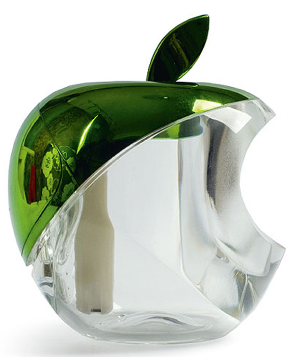 Gezatone Увлажнитель воздуха Green Apple AN-5151301131 Gezatone Увлажнитель воздуха Green Apple AN-5151301131В основе действия увлажнителя лежит образование мелкодисперсного пара, который образуется благодаря ультразвуку с частотой колебаний 2МГц. Этот элемент находится в воде, и он расщепляет воду на микрочастицы размером всего около 1.5 нанометров, которые прекрасно увлажняют воздух и усваиваются кожей. Кроме того, в приборе установлен встроенный генератор анионов, которые, распространяясь по помещению, заметно освежают его, очищая и дезинфицируя воздух.Мелкодисперсный пар, вырабатываемый прибором, способствует увлажнению и регенерации кожи, улучшает структуру волос, облегчает дыхание, восстанавливает нормальную работу слизистых, препятствует развитию многих простудных заболеваний.Преимущества ультразвукового увлажнителя Gezatone:Питание от USB-порта компьютера позволяет установить увлажнитель прямо на рабочем месте, где особенно низкая влажность воздуха. Мельчайшие частицы воды не способны навредить электронике и технике, так что увлажнитель может стоять в непосредственной близости от компьютера - это абсолютно безопасно!Оптимальный баланс влажности в помещении - это профилактика многих проблем со здоровьем, улучшение состояния кожи и волос, более легкое дыхание.Маленькие размеры и бесшумная работа позволяют использовать увлажнитель во время сна, его можно разместить в спальне и даже в детской для идеального микроклимата.Встроенный генератор анионов способствует очищению и освежению воздуха в помещении.Длительная работа и простота в использовании. Одного резервуара с водой хватает на 4 часа распыления, после чего можно долить воду, и прибор будет работать дальше.Стильный дизайн прекрасно дополнит любой интерьер и поднимет настроение!Позаботьтесь о себе и своих близких - используйте ультразвуковой увлажнитель Яблоко Gezatone!