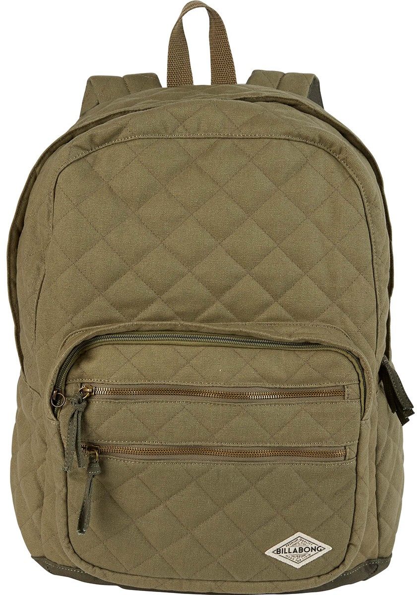Рюкзак Billabong Forever Wander, цвет: коричневый, 25 лF9BP08 Рюкзак Billabong Forever Wander, цвет: коричневый, 25 лF9BP08Стеганый стильный рюкзак Billabong Forever Wander, который станет вашим верным спутником в городских прогулках. Рюкзак позволит вместить ноутбук и телефон. Выдержан в стиле бомбера. Особенности:Вместительное основное отделение.Карман для ноутбука.Внешний карман на молнии.Регулируемые эргономичные лямки.Мягкая спинка.Удобная петля для переноски.Нашивка с фирменным логотипом Billabong.