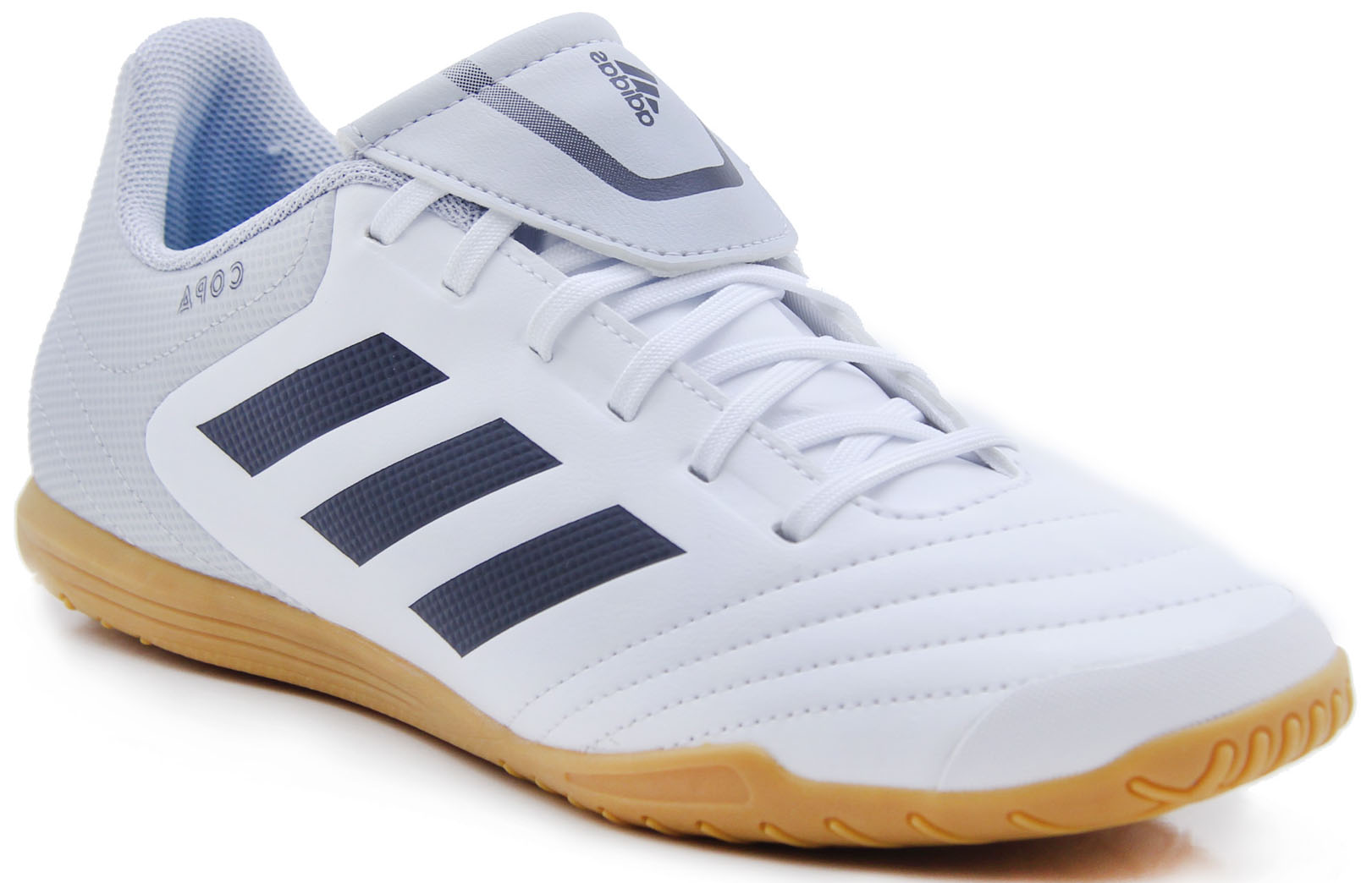 Бутсы для футзала мужские Adidas Copa 17.4 IN, цвет: белый, черный. S77149. Размер 6 (38)S77149 Бутсы для футзала мужские Adidas Copa 17.4 IN, цвет: белый, черный. S77149. Размер 6 (38)S77149Футбольные бутсы для зала выполнены из мягкой синтетической кожи. Подошва полностью регулируемая. Модель разработана для покрытия для мини-футбола.
