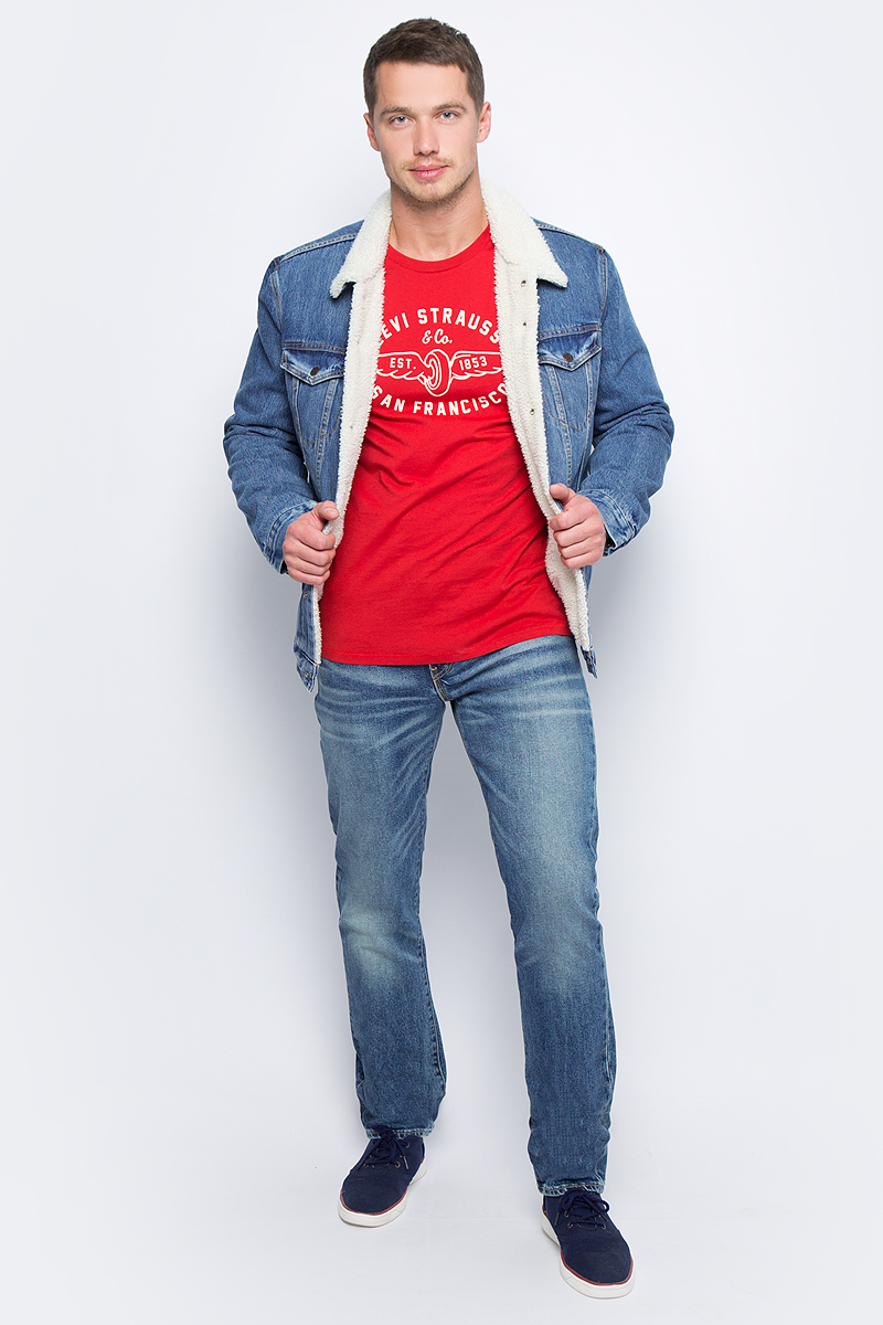 Куртка мужская Levis®, цвет: голубой. 1636500400. Размер S (46)1636500400 Куртка мужская Levis®, цвет: голубой. 1636500400. Размер S (46)1636500400Классическая джинсовая куртка Levis® дополнена меховой подкладкой и меховым воротником, а также утепленными рукавами. Отличается прямым силуэтом и длиной ниже бедра. Модель с длинными рукавами и отложным воротником застегивается на пуговицы, по бокам дополнена прорезными карманами, на груди – карманами с клапанами на пуговицах.