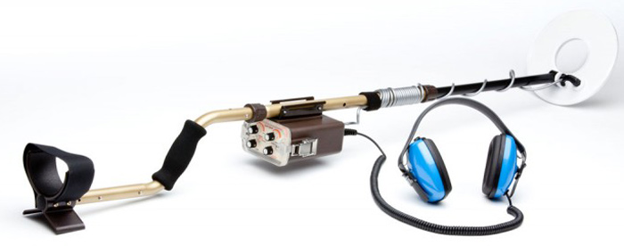 Металлоискатель Tesoro Sand Shark, катушка 10,5MD-SAND-BA/10RP-LW-HW Металлоискатель Tesoro Sand Shark, катушка 10,5MD-SAND-BA/10RP-LW-HWПрибор допускает погружение на 60 м и комплектуется пьезо наушниками. Возможны два варианта сборки штанг: укороченный для подводного и обычный для наземного поиска.Режимы работы:динамический поиск всех металлов с VCO-индикациейдинамический поиск всех металлов с обычной звуковой индикациейУправление:Регулятор ширины импульса, регулятор пороговой громкости, регулятор громкости порогового тона/частоты звукового тона, переключатель режимов/выключатель.Характеристики:Принцип действия — PI.Рабочая частота — 600 Гц.Питание — 8?1,5 В.Катушка — 10.5.Вес — 1,8 кг.