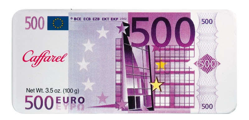 Caffarel Евро шоколад молочный, 100 гМС-00001865 Caffarel Евро шоколад молочный, 100 гМС-00001865Шоколад молочный Евро Каффарель - изысканный шоколад в форме евро. Искушение, которому сложно противостоять!Компания Caffarel, расположенная в Турине, пользуется бесспорной репутацией лидера на итальянском шоколадном рынке. История компании началась с того, что в конце 18 века сеньор Доре Бозелл изобрел машину по измельчению и смешиванию какао-бобов. В 1826 году Пьер Поль Каффарель приобрел это изобретение для своей шоколадной мастерской на улице Балбис в Сан-Донато, в Турине. Вскоре компания Caffarel выпускает свою визитную карточку - конфеты Джандуйа. Около 30 процентов этой конфеты состояло из перемолотых лесных орехов. Свое название конфеты получили по имени карнавального персонажа-марионетки Джандуйа (GIANDUJA), олицетворяющего образ коренного жителя Пьемонта - итальянской области. Форма конфет так же была связанна с куклой, в основу конфет была положена треугольная шляпа персонажа.В 1865 году во время карнавала Каффарель угощал всех желающих своим новым изобретением от лица куклы Джандуйа. Конфеты пришлись по вкусу всем участникам карнавала, а начинка из перемолотых орехов вскоре получила имя - пралине.
