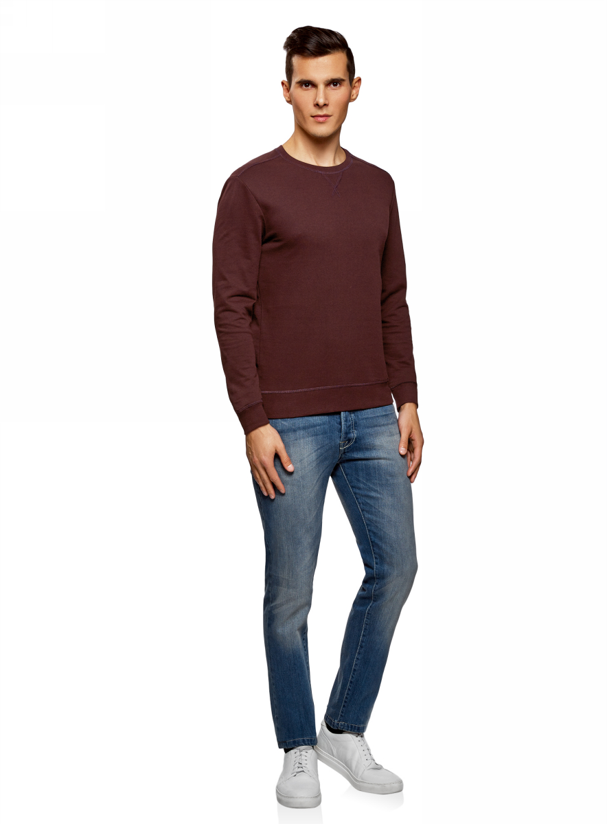 Свитшот мужской oodji Basic, цвет: бордовый. 5B113002M/46738N/4900N. Размер XL (56)5B113002M/46738N/4900N Свитшот мужской oodji Basic, цвет: бордовый. 5B113002M/46738N/4900N. Размер XL (56)5B113002M/46738N/4900NУдобный трикотажный свитшот от oodji из хлопка. Модель с круглым вырезом и длинными прямыми рукавами. Низ, манжеты и горловина из трикотажной резинки. На груди, под горловиной, V-образная вставка. Модель сшита из плотного эластичного трикотажа со 100% содержанием хлопка. Материал приятен для тела и отлично пропускает воздух. В этом свитшоте вы будете чувствовать себя комфортно и непринужденно. Крой прямой, длина немного ниже линии талии. Такой фасон подходит для любой фигуры. Базовый свитшот из хлопкового трикотажа – хороший вариант для тех, кто ценит в одежде простоту и удобство. Он гармонично сочетается с вещами в повседневном стиле и будет уместен в любой неофициальной обстановке. Вы сможете носить этот свитшот с джинсами или брюками-чиносами. Если вы хотите продемонстрировать достоинства своей фигуры, можно подобрать зауженные брюки или джинсы скинни. С таким нарядом хорошо будут смотреться кеды, кроссовки или ботинки с массивной подошвой, на шнуровке. В прохладную погоду комплект можно дополнить бомбером или укороченной джинсовой курткой. Если вам по душе активный образ жизни, этот удобный свитшот – то, что вам нужно.