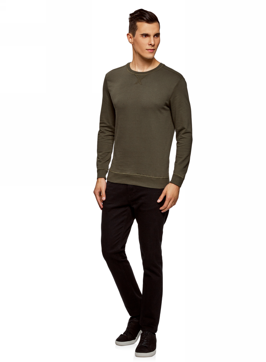 Свитшот мужской oodji Basic, цвет: зеленый. 5B113002M/46738N/6800N. Размер XS (44)5B113002M/46738N/6800N Свитшот мужской oodji Basic, цвет: зеленый. 5B113002M/46738N/6800N. Размер XS (44)5B113002M/46738N/6800NУдобный трикотажный свитшот от oodji из хлопка. Модель с круглым вырезом и длинными прямыми рукавами. Низ, манжеты и горловина из трикотажной резинки. На груди, под горловиной, V-образная вставка. Модель сшита из плотного эластичного трикотажа со 100% содержанием хлопка. Материал приятен для тела и отлично пропускает воздух. В этом свитшоте вы будете чувствовать себя комфортно и непринужденно. Крой прямой, длина немного ниже линии талии. Такой фасон подходит для любой фигуры. Базовый свитшот из хлопкового трикотажа – хороший вариант для тех, кто ценит в одежде простоту и удобство. Он гармонично сочетается с вещами в повседневном стиле и будет уместен в любой неофициальной обстановке. Вы сможете носить этот свитшот с джинсами или брюками-чиносами. Если вы хотите продемонстрировать достоинства своей фигуры, можно подобрать зауженные брюки или джинсы скинни. С таким нарядом хорошо будут смотреться кеды, кроссовки или ботинки с массивной подошвой, на шнуровке. В прохладную погоду комплект можно дополнить бомбером или укороченной джинсовой курткой. Если вам по душе активный образ жизни, этот удобный свитшот – то, что вам нужно.