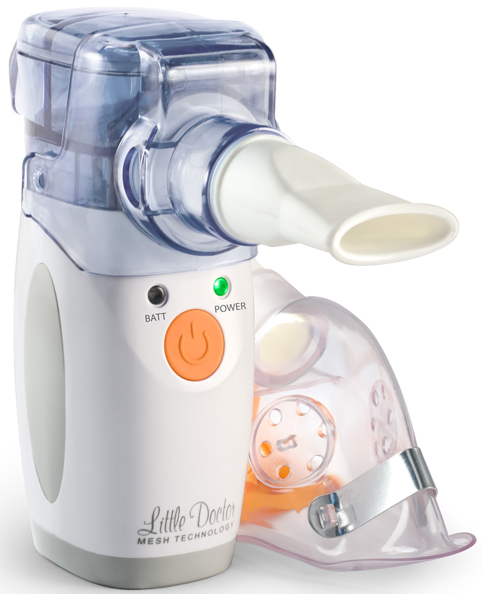 Little Doctor Ингалятор МЭШ LD-207U0001483 Little Doctor Ингалятор МЭШ LD-207U0001483Меш-ингалятор LD-207U портативный, очень маленький и легкий. Его вес составляет всего 300 граммов. Прибор работает как от электрической сети, так и от пальчиковых батареек, а это очень удобно в дороге или в общественных местах.Тихий. Уровень шума не поднимается выше 50 дБ, что сравнимо с разговором средней громкости. Компрессорные ингаляторы работают очень шумно, а это становится проблемой, если речь идет о маленьком ребенке. А LD-207U малыш вряд ли испугается.Широкопрофильный. Можно использовать все лекарства, рекомендуемые врачами и фармацевтическими компаниями для небулайзерной терапии. Это значит, что в отличии от ультразвуковых ингаляторов, можно использовать и гормональные препараты, антибиотики, антисептики, минеральные воды и другие средства.Удобный. Ингалятор отлично работает от двух пальчиковых батареек. Значит, нет проблем с путешествиями и поездками! Кроме того, это один из очень немногих ингаляторов, которые можно держать не строго вертикально в процессе терапии, а отклоняя на 45*. Это дает возможность проводить процедуру лежа, что тоже является важным, особенно при регулярном использовании прибора. Также ингалятор может работать от электрической сети (в комплекте сетевого адаптера нет).Данный прибор создан на основе современной меш - технологии, и сочетает достоинства компрессорных и ультразвуковых приборов, в то же время исключая их недостатки. Меш-ингалятор LD-207U способен создавать частицы, средний размер которых равен 5,8 мкм. Это стало возможно благодаря сетчатой мембране и ультразвуковому генератору низкой частоты. Ингалятор не разрушает лекарство, значит можно быть уверенным в эффективности лечения. Комплект поставки:Основной блокИнгаляционная камераПереходник для мундштукаПереходник для маскиМаска взрослаяМаска детскаяМаска маленькая детскаяМундштук2 батарейкиСумочкаРуководство по эксплуатацииГарантийный талон
