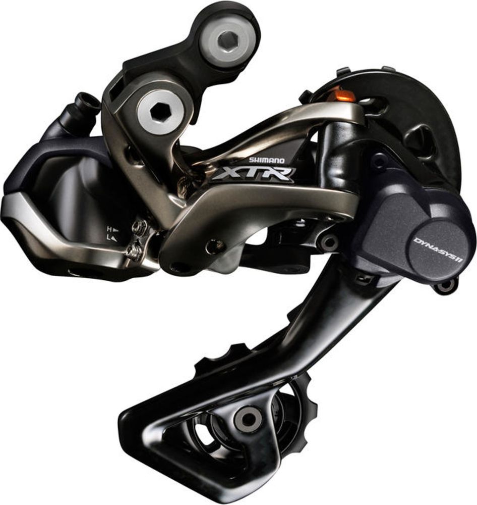 Переключатель задний Shimano XTR Di2 M9050, 11 скоростей, GSIRDM9050GS Переключатель задний Shimano XTR Di2 M9050, 11 скоростей, GSIRDM9050GSВсе товары категории переключатели скоростей на велосипед SHIMANOПереключатель задний Shimano XTR Di2 M9050 11 Скоростей Shimano XTR M9050 - первая электронная группа компонентов для маунтинбайка. Совершенно новый задний переключатель M9050 имеет в полтора раз более мощный мотор, чем его шоссейные аналоги. Привод спрятан глубже в корпусе переключателя. Такая конструкция позволит более эффективно работать в грязи, свойственной МТБ. Также как и механический задний переключатель, RD-M9050 имеет технологию Shadow RD+, позволяющую регулировать натяжение пружины переключателя с помощью шестигранника.
