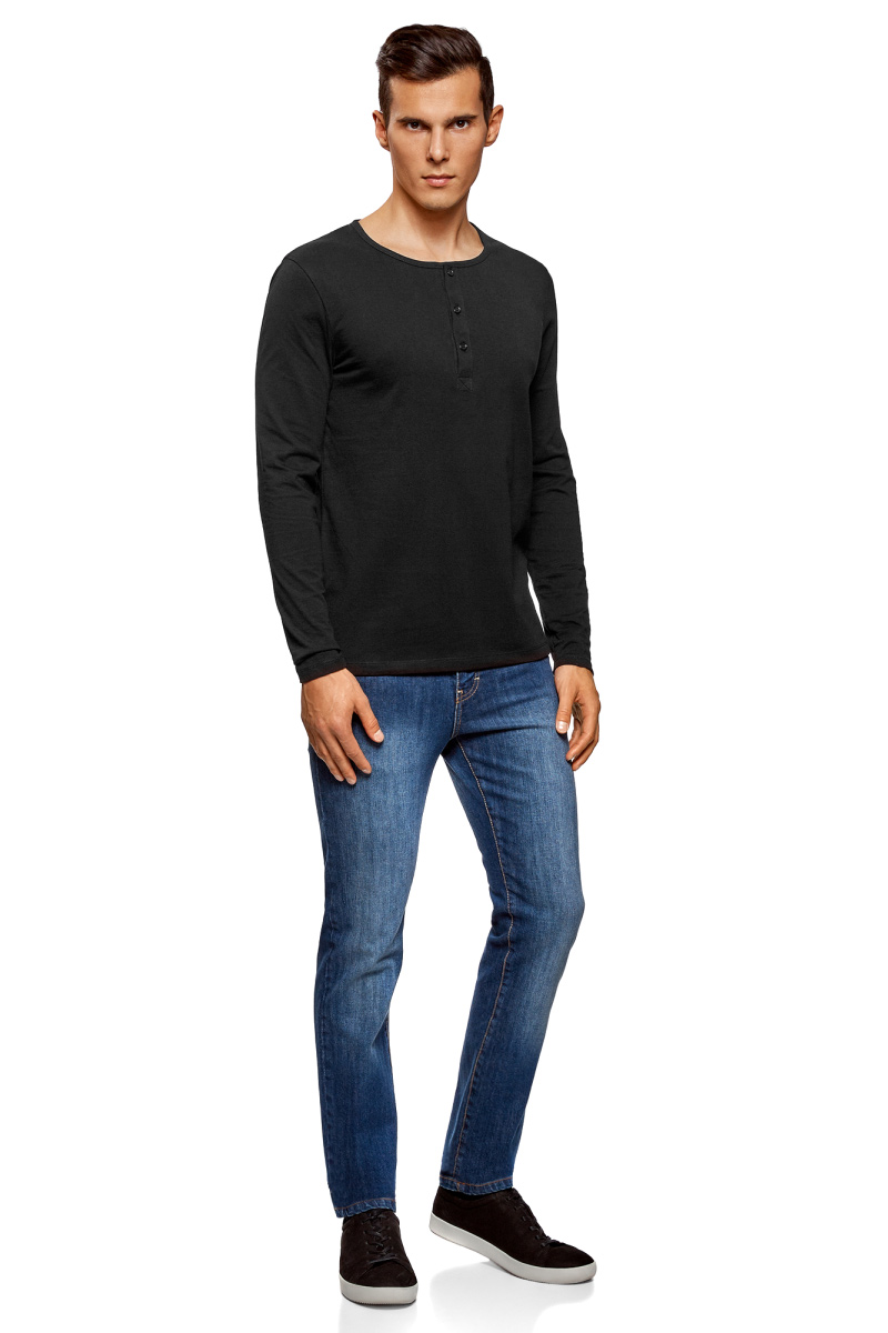 Лонгслив мужской oodji Basic, цвет: черный. 5B515005M/47885N/2900N. Размер S (46-48)5B515005M/47885N/2900N Лонгслив мужской oodji Basic, цвет: черный. 5B515005M/47885N/2900N. Размер S (46-48)5B515005M/47885N/2900NХлопковый лонгслив-хенли от oodji с застежкой на 3 пуговицы. Вырез окантован трикотажной тесьмой, застежка на планке укреплена фигурной прострочкой. Качественный хлопковый трикотаж приятен на ощупь, хорошо пропускает воздух и поглощает влагу, создавая комфортные условия для тела. Прямой крой не стесняет движений, футболка отлично смотрится на любой фигуре, делая ее более подтянутой. Традиционный лонгслив-хенли станет удачным пополнением вашего гардероба. Он наиболее выигрышно смотрится с неклассическими брюками и прекрасно сочетается с кардиганами и кофтами, создавая подчеркнуто неформальный наряд. К таким комплектам можно подобрать мокасины, монки, текстильные туфли. При этом расстегнутые пуговицы и закатанные или собранные у локтя рукава придадут вам подчеркнутую небрежность. В качестве самостоятельного предмета одежды хенли можно носить с джинсами, легкими брюками из хлопка и льна, шортами. В этом случае будут уместны кроссовки, топсайдеры, туфли без задника. А сумка-дафл или рюкзак дополнит непринужденный образ. Комфортный лонгслив-хенли – стильная штучка в вашем гардеробе!