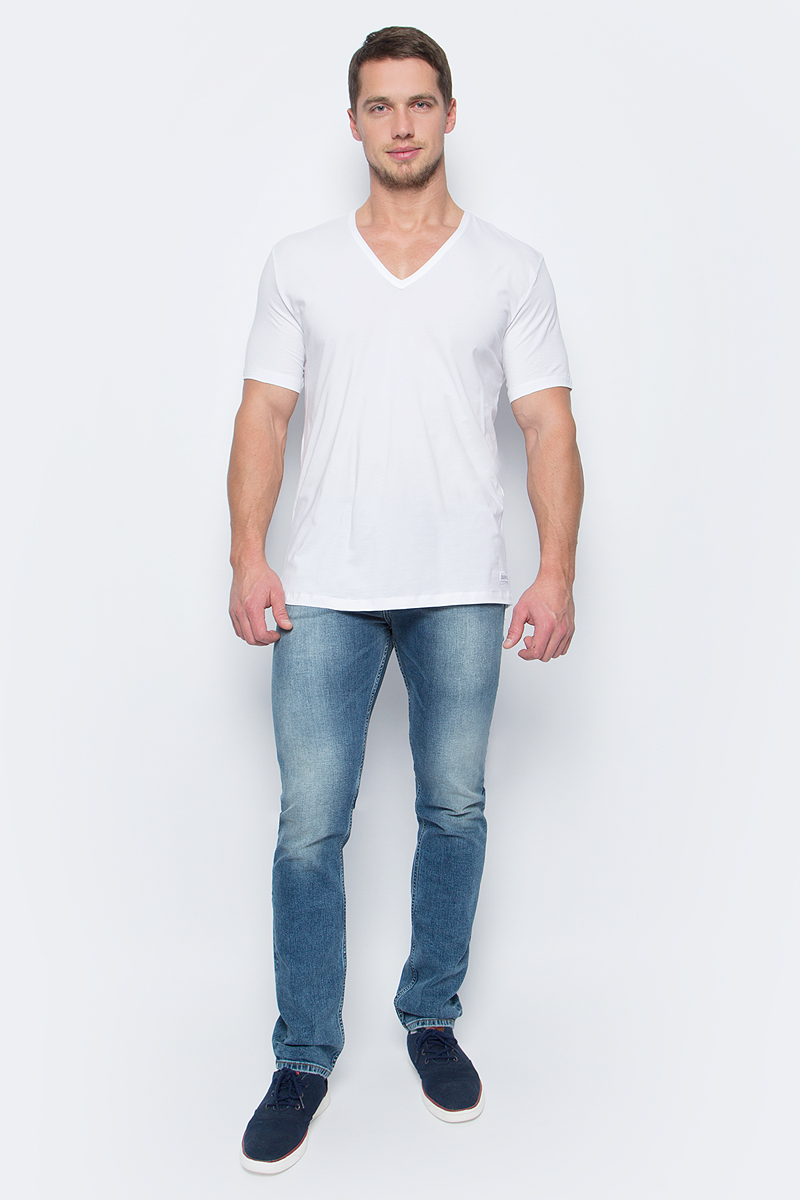 Футболка мужская Calvin Klein Jeans, цвет: белый. NB1336A_100. Размер M (48)NB1336A_100 Футболка мужская Calvin Klein Jeans, цвет: белый. NB1336A_100. Размер M (48)NB1336A_100Стильная мужская футболка Calvin Klein Jeans выполнена из эластичного хлопка в лаконичном дизайне. Модель с V-образным вырезом горловины и короткими рукавами. Такая футболка - прекрасный выбор на каждый день.