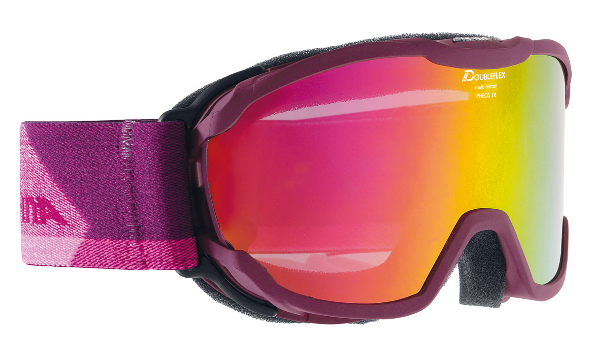 Очки горнолыжные Alpina PHEOS JR. MM violet/white (deep violet jeans) (б/р)A7239853 Очки горнолыжные Alpina PHEOS JR. MM violet/white (deep violet jeans) (б/р)A7239853Комфортная легкая горнолыжная маска, которая станет отличным выбором для катания в облачную погоду. Она защитит вас от яркого света, снега и сильного ветра. Линза маски абсолютно не пропускает коротковолновое ультрафиолетовое излучение, как раз то, которое наносит вред сетчатки глаз. При этом обеспечивает естественную светопередачу, высокую контрастность, а за счет правильной геометрии - широкий угол обзора. В этой маске вы будете заблаговременно замечать коварные опасности склона и получать максимальное удовольствие от катания, но и от окружающей панорамы. Оправа со стороны лица имеет слой вспененного материала, который, деформируясь, принимает форму лица. Таким образом, достигается плотное прилегание маски, равномерное давление и исключение болевых точек. Вентиляционные отверстия в оправе обеспечивают циркуляцию воздуха, что предотвращает запотевание линзы. Угол обзора более 180 градусов. Ремешок крепится на подвижных шарнирах с внешней стороны рамы, благодаря чему маску гораздо удобнее использовать совместно со шлемом. Специальное противоскользящее покрытие с внутренней поверхности ремешка, предотвращает соскальзывание со шлема.