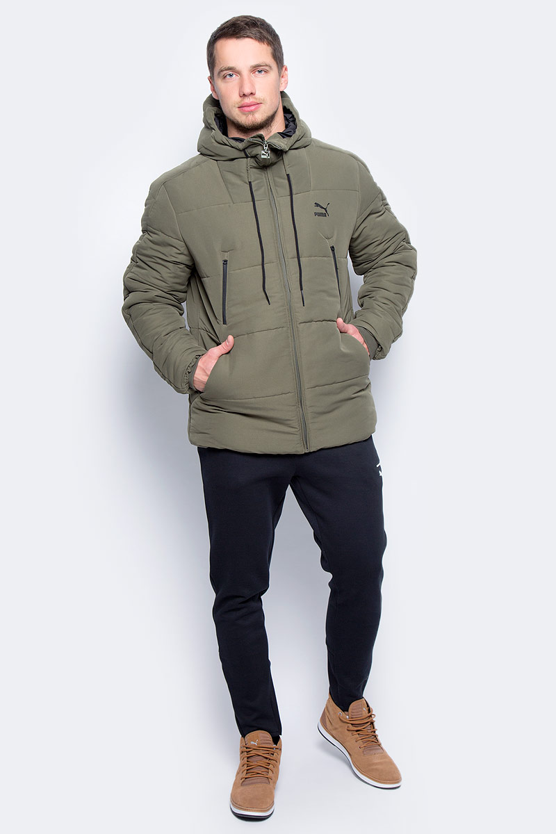 Куртка мужская Puma Archive Logo Padded Jacket, цвет: темно-зеленый. 57332314. Размер XXL (52/54)57332314 Куртка мужская Puma Archive Logo Padded Jacket, цвет: темно-зеленый. 57332314. Размер XXL (52/54)57332314Модель декорирована набивным логотипом винтажной коллекции Puma с прорезиненными деталями, а также ярлыком с логотипом винтажной коллекции Puma, нашитым на задний подол. Высокий воротник с утепленной подкладкой снабжен затягивающимися шнурами. Внутри имеется петля для вешалки. Фирменные вставки в рукава подчеркивают принадлежность модели популярной серии одежды от Puma для спорта и отдыха. Карманы на молнии спереди вместительны и удобны. Внутренний карман снабжен петлицей для наушников электронного устройства. Отделка манжет эластичным трикотажем в рубчик отлично дополняет оригинальный фасон, обеспечивающий полную свободу движений. Изделие имеет комфортную стандартную посадку.
