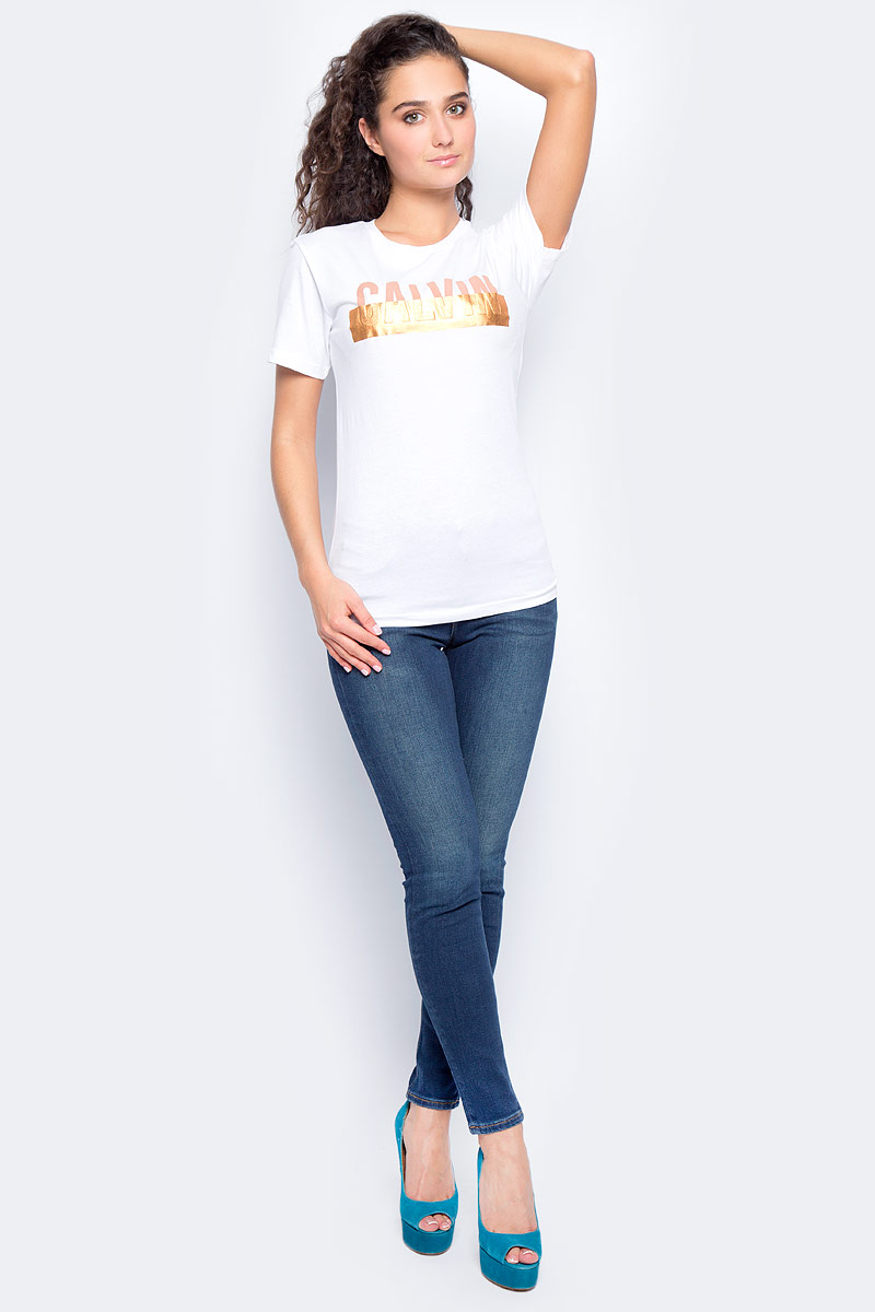 Футболка женская Calvin Klein Jeans, цвет: белый. J20J205640_1120. Размер M (44/46)J20J205640_1120 Футболка женская Calvin Klein Jeans, цвет: белый. J20J205640_1120. Размер M (44/46)J20J205640_1120Женская футболка Calvin Klein Jeans изготовлена из хлопка и полиэстера. Футболка с круглым вырезом горловины и короткими рукавами на груди оформлена принтовой надписью. Изделие имеет приталенный силуэт.