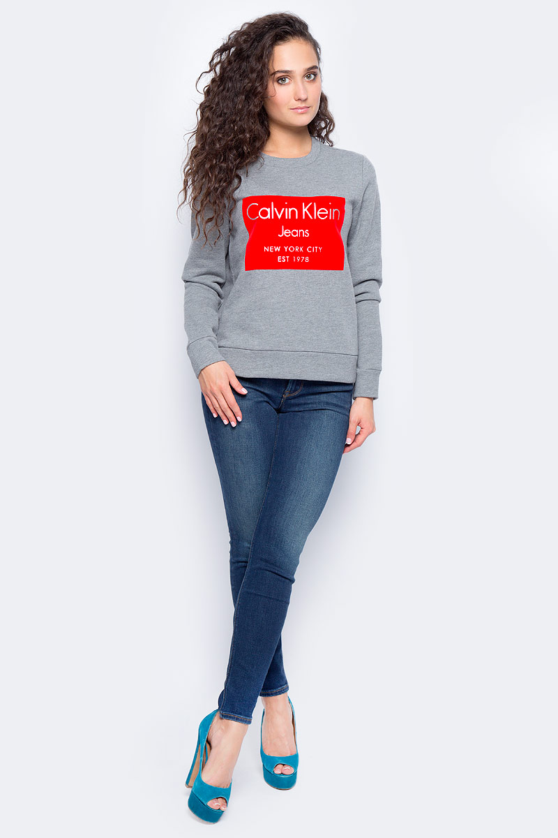 Свитшот женский Calvin Klein Jeans, цвет: серый. J20J206019_0250. Размер M (44/46)J20J206019_0250 Свитшот женский Calvin Klein Jeans, цвет: серый. J20J206019_0250. Размер M (44/46)J20J206019_0250Стильный женский свитшот Calvin Klein Jeans выполнен из хлопка с полиэстером. Модель с круглым вырезом горловины и длинными рукавами. Спереди изделие оформлено текстовым принтом. такой свитшот займет достойное место в вашем гардеробе.