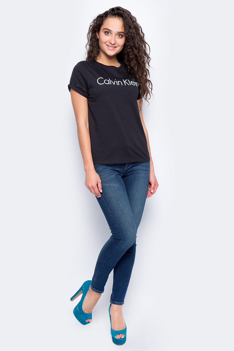 Футболка женская Calvin Klein Jeans, цвет: черный. QS5789E_001. Размер XS (42)QS5789E_001 Футболка женская Calvin Klein Jeans, цвет: черный. QS5789E_001. Размер XS (42)QS5789E_001Женская футболка от Calvin Klein выполнена из натурального хлопка. Модель с короткими рукавами и круглым вырезом горловины оформлена принтом Calvin Klein на груди.