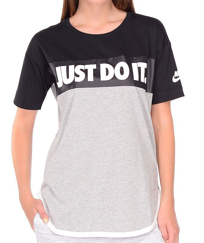 Футболка женская Nike Nsw Lggng Club Prnt, цвет: серый, черный. 853988-063. Размер M (46/48)853988-063 Футболка женская Nike Nsw Lggng Club Prnt, цвет: серый, черный. 853988-063. Размер M (46/48)853988-063Женская футболка Nike Sportswear из мягкой ткани джерси с заниженной и удлиненной сзади кромкой и принтом Just Do It в ретро-стиле на груди создает стильный образ на каждый день. Ткань джерси придает невероятную мягкость.