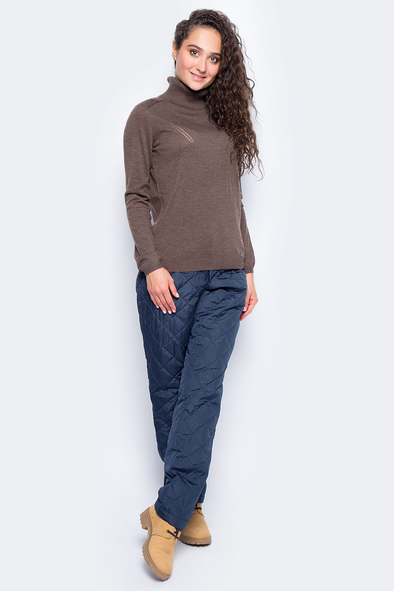 Свитер женский Finn Flare, цвет: темно-коричневый. W17-11116_621. Размер XL (50)W17-11116_621 Свитер женский Finn Flare, цвет: темно-коричневый. W17-11116_621. Размер XL (50)W17-11116_621Свитер Finn Flare изготовлен из качественного материала сложного состава. Модель выполнена с длинными рукавами и высоким воротником. Свитер дополнен вязаными резинками по низу изделия и на манжетах.