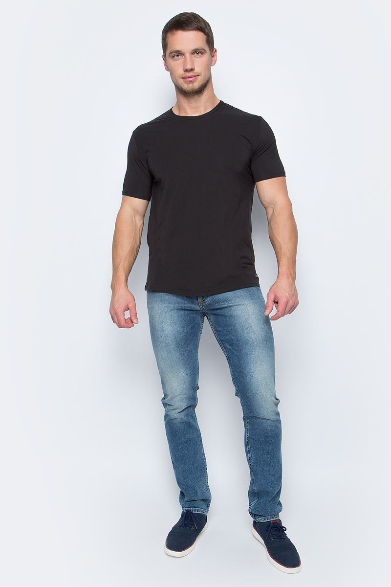 Футболка мужская Calvin Klein Jeans, цвет: черный. NB1332A_001. Размер XL (54)NB1332A_001 Футболка мужская Calvin Klein Jeans, цвет: черный. NB1332A_001. Размер XL (54)NB1332A_001Лаконичная мужская футболка Calvin Klein Jeans выполнена из эластичного хлопка. Модель с круглым вырезом горловины и короткими рукавами. Такая футболка будет дарить вам комфорт в течение дня и поможет создать модный образ в стиле casual.