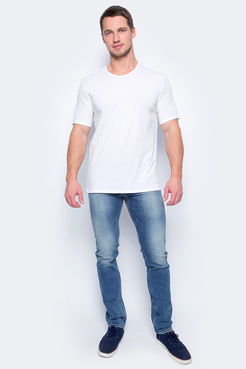 Футболка мужская Calvin Klein Jeans, цвет: белый. NB1332A_100. Размер L (50/52)NB1332A_100 Футболка мужская Calvin Klein Jeans, цвет: белый. NB1332A_100. Размер L (50/52)NB1332A_100Лаконичная мужская футболка Calvin Klein Jeans выполнена из эластичного хлопка. Модель с круглым вырезом горловины и короткими рукавами. Такая футболка будет дарить вам комфорт в течение дня и поможет создать модный образ в стиле casual.