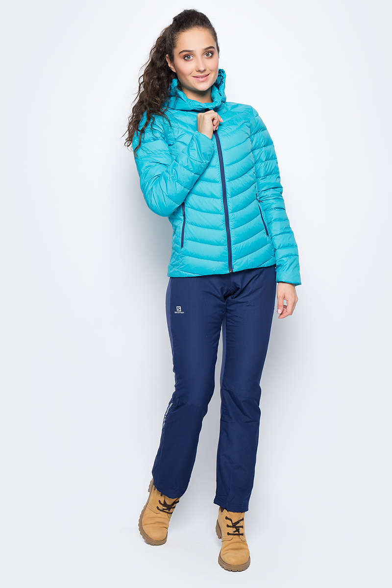 Пуховик женский Salomon Halo Down Hoodie W, цвет: голубой. L39693600. Размер M (44/46)L39693600 Пуховик женский Salomon Halo Down Hoodie W, цвет: голубой. L39693600. Размер M (44/46)L39693600Женская куртка с капюшоном Halo Down Hoodie специально создана для покорения горных вершин. Новая гибридная конструкция сочетает в себе натуральный пух и влагозащитные свойства синтетического утеплителя. Очень компактно складывается, освобождая место для важных элементов снаряжения.