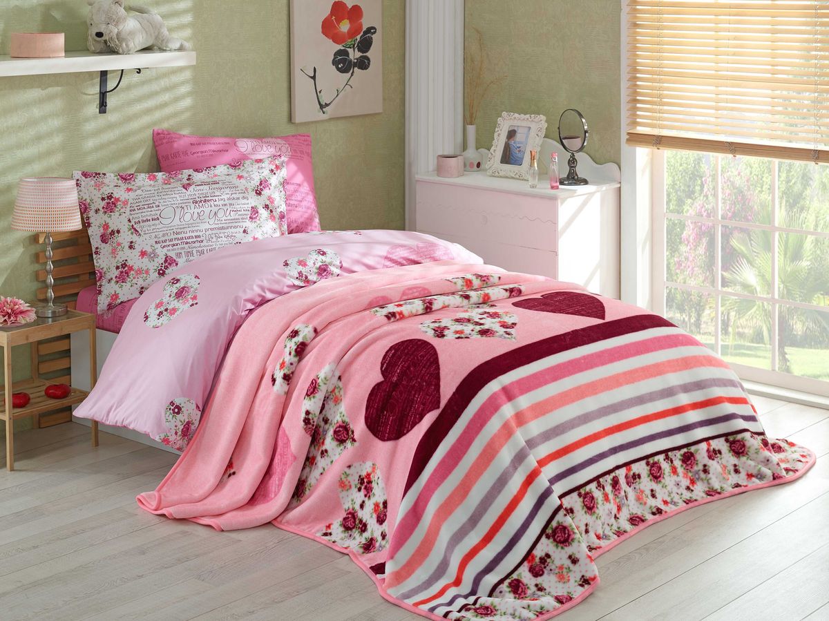 Комплект белья детский Hobby Home Collection Bella, с покрывалом, 1,5-спальный, наволочки 50x70, 70x70, цвет: лиловый1501001562 Комплект белья детский Hobby Home Collection Bella, с покрывалом, 1,5-спальный, наволочки 50x70, 70x70, цвет: лиловый1501001562Поплиновое постельное белье имеет ряд несомненных достоинств: оно хорошо сохраняет форму и цвет, имеет приятную на ощупь поверхность, хорошо удерживает тепло и впитывает влагу, почти не мнется. Кроме этого, комплекты постельного белья из поплина не требуют специального ухода: их можно стирать в стиральной машине при температуре до 60? С и гладить при температуре до 110? С. Ткань поплин гипоаллергенна, отвечает всем европейским экологическим стандартамНабор постельного белья с покрывалом велсофт, готовый вариант убранства для постели.