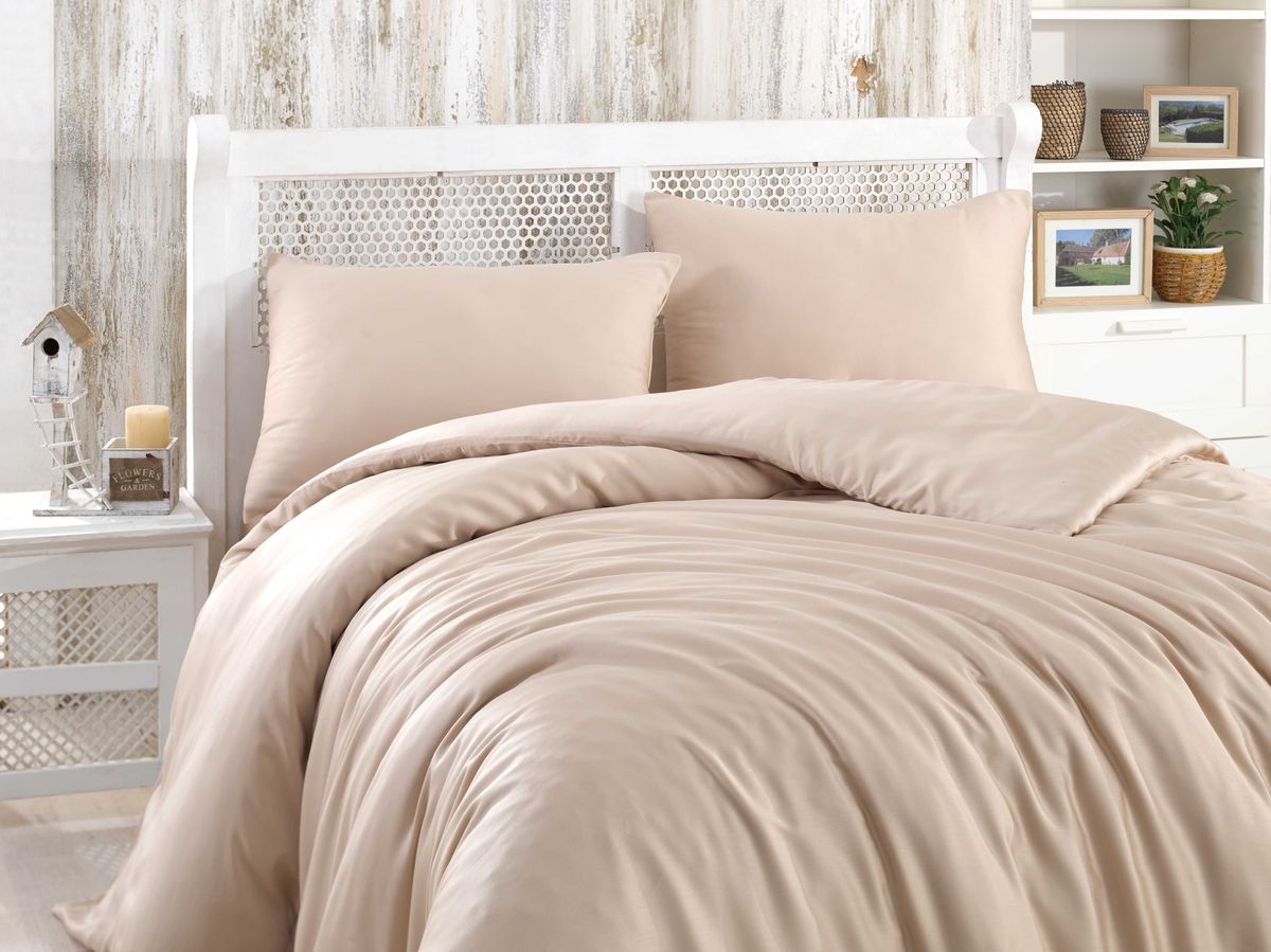 Комплект белья Hobby Home Collection Shine, евро, наволочки 50x70, 70x70, цвет: бежевый1501001566 Комплект белья Hobby Home Collection Shine, евро, наволочки 50x70, 70x70, цвет: бежевый1501001566По характеристикам бамбуковое волокно похоже на натуральный шелк. Материал хорошо стирается и не мнется, поэтому не требует глажки. Также он обладает рядом преимуществ, среди которых можно выделить:- способность сохранять тепло. Бамбуковое волокно имеет пористую и водонепроницаемую структуру, за счет чего постельное белье хорошо удерживает тепло, когда в комнате прохладно, а в теплое время года способно поддерживать оптимальную температуру, обеспечивая максимально комфортный сон;- гипоаллергенность. Бамбуковое белье — отличный выбор для людей с чувствительной кожей и тех, кто страдает от аллергии;- бактерицидные свойства. Ткань имеет активную антибактериальную защиту, которая сохраняется даже после многочисленных стирок.