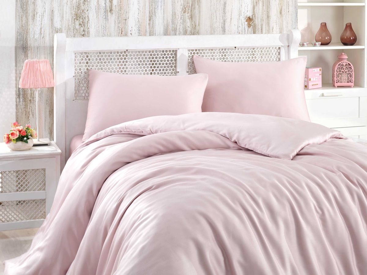 Комплект белья Hobby Home Collection Shine, евро, наволочки 50x70, 70x70, цвет: светло-розовый1501001567 Комплект белья Hobby Home Collection Shine, евро, наволочки 50x70, 70x70, цвет: светло-розовый1501001567По характеристикам бамбуковое волокно похоже на натуральный шелк. Материал хорошо стирается и не мнется, поэтому не требует глажки. Также он обладает рядом преимуществ, среди которых можно выделить:- способность сохранять тепло. Бамбуковое волокно имеет пористую и водонепроницаемую структуру, за счет чего постельное белье хорошо удерживает тепло, когда в комнате прохладно, а в теплое время года способно поддерживать оптимальную температуру, обеспечивая максимально комфортный сон;- гипоаллергенность. Бамбуковое белье — отличный выбор для людей с чувствительной кожей и тех, кто страдает от аллергии;- бактерицидные свойства. Ткань имеет активную антибактериальную защиту, которая сохраняется даже после многочисленных стирок.