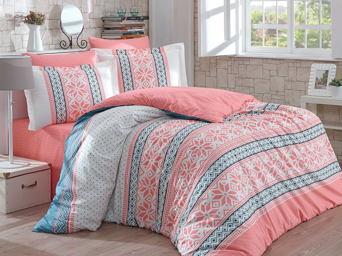 Комплект белья Hobby Home Collection Carla, 1,5-спальный, наволочки 50x70, 70x70, цвет: розовый1501001573 Комплект белья Hobby Home Collection Carla, 1,5-спальный, наволочки 50x70, 70x70, цвет: розовый1501001573Комплект белья Hobby Home Collection, изготовленный из поплина (100% хлопка), поможет вам расслабиться и подарит спокойный сон. Комплект состоит из пододеяльника, простыни и двух наволочек. По легенде этот материал впервые произвели во французской резиденции Папы Римского, городе Авиньон. За это ткань назвали поплином, что означает папский. По своим характеристикам она напоминает бязь, однако, на ощупь гораздо более мягкая и гладкая. Поплиновое постельное белье имеет ряд несомненных достоинств: оно хорошо сохраняет форму и цвет, имеет приятную на ощупь поверхность, хорошо удерживает тепло и впитывает влагу, почти не мнется. Кроме этого, комплекты постельного белья из поплина не требуют специального ухода: их можно стирать в стиральной машине при температуре до 60°С и гладить при температуре до 110°С. Ткань поплин гипоаллергенна, отвечает всем европейским экологическим стандартам. И, наконец, такое постельное белье при всех своих высоких эксплуатационных качествах стоит относительно недорого.