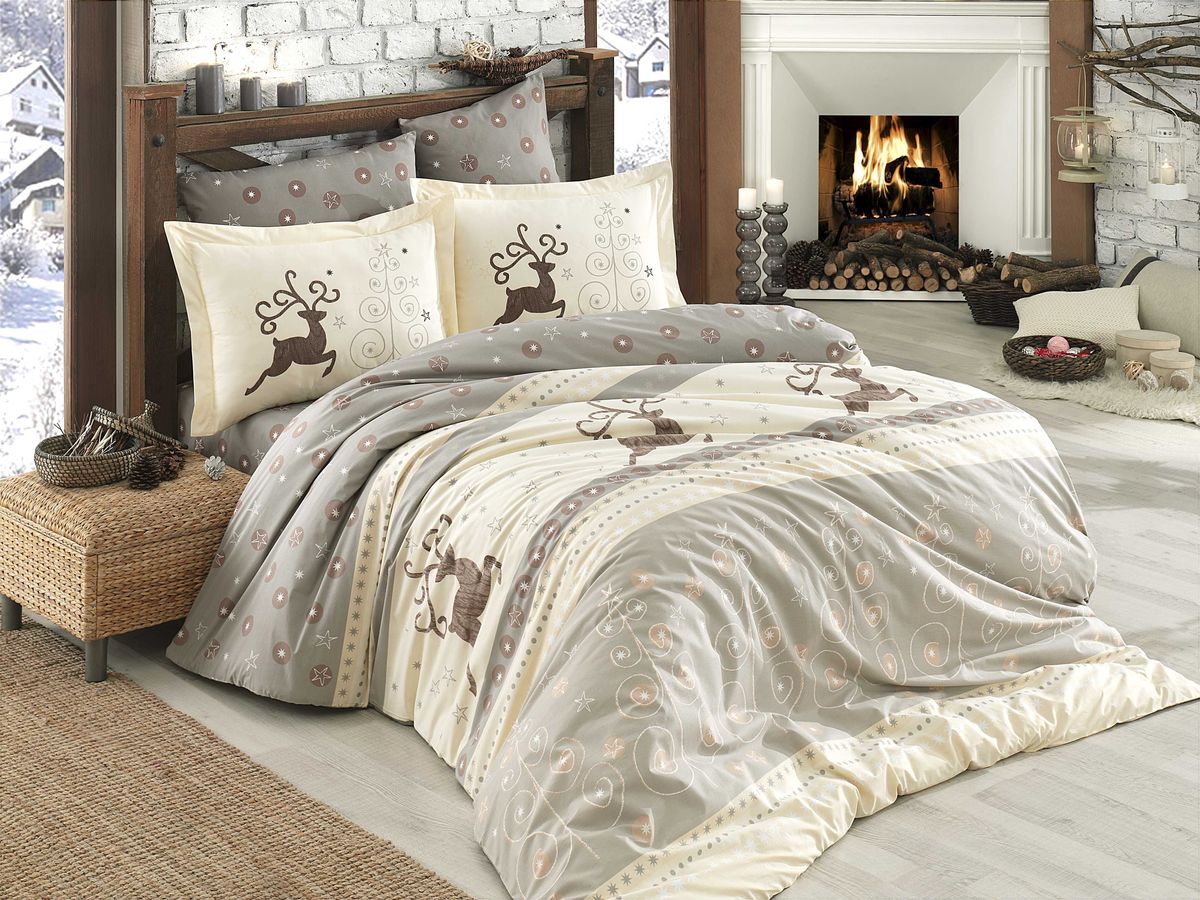 Комплект белья Hobby Home Collection Ludovica 1,5-спальный наволочки 50x70, 70x70 цвет: кремовый1501001579 Комплект белья Hobby Home Collection Ludovica 1,5-спальный наволочки 50x70, 70x70 цвет: кремовый1501001579По легенде этот материал впервые произвели во французской резиденции Папы Римского, городе Авиньон. За это ткань назвали поплином, что означает «папский». По своим характеристикам она напоминает бязь, однако, на ощупь гораздо более мягкая и гладкая. Поплиновое постельное белье имеет ряд несомненных достоинств: оно хорошо сохраняет форму и цвет, имеет приятную на ощупь поверхность, хорошо удерживает тепло и впитывает влагу, почти не мнется. Кроме этого, комплекты постельного белья из поплина не требуют специального ухода: их можно стирать в стиральной машине при температуре до 60? С и гладить при температуре до 110? С. Ткань поплин гипоаллергенна, отвечает всем европейским экологическим стандартам. И, наконец, такое постельное белье при всех своих высоких эксплуатационных качествах стоит относительно недорого