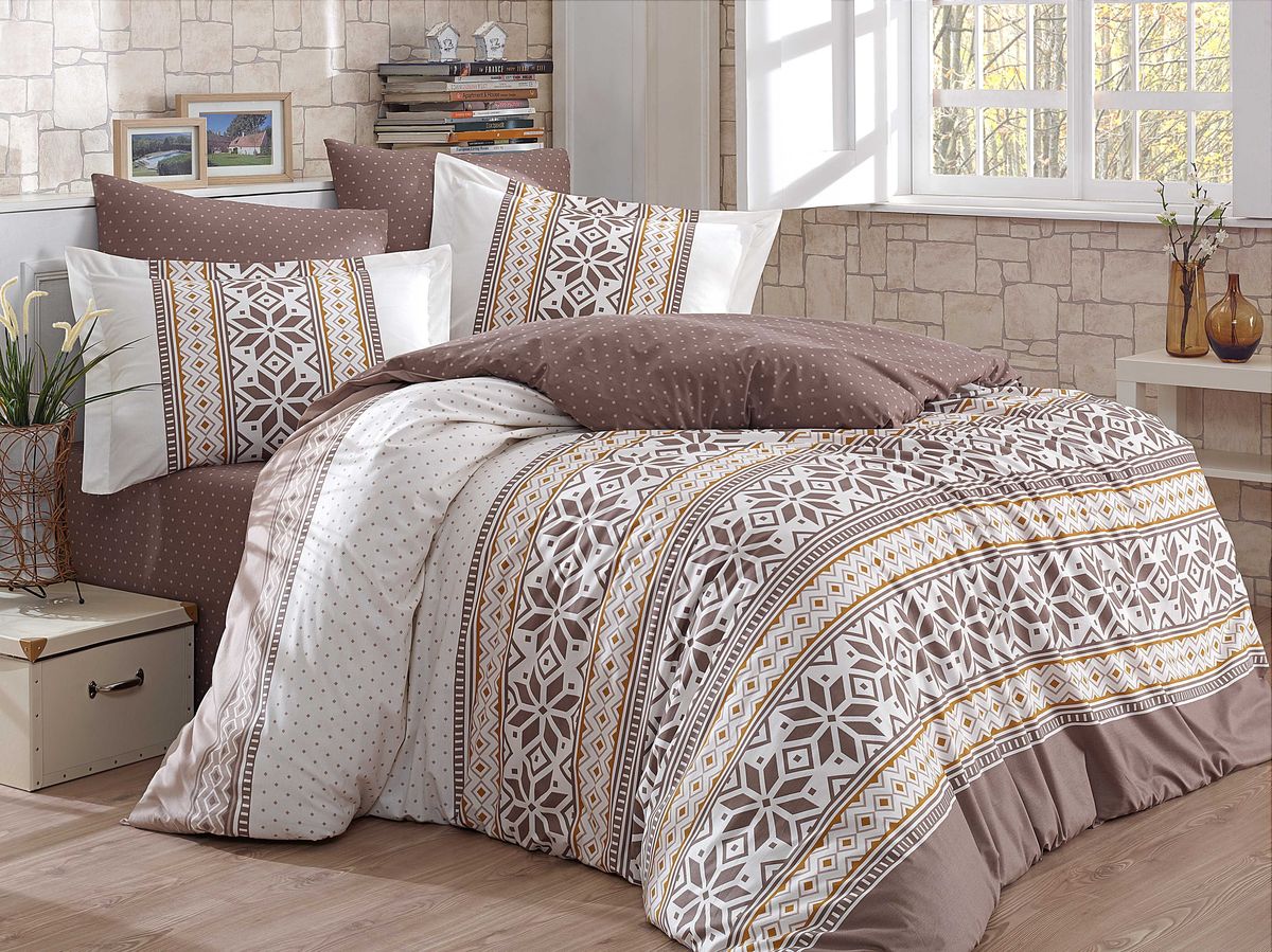 Комплект белья Hobby Home Collection Carla, евро, наволочки 50x70, 70x70, цвет: персиковый1501001587 Комплект белья Hobby Home Collection Carla, евро, наволочки 50x70, 70x70, цвет: персиковый1501001587По легенде этот материал впервые произвели во французской резиденции Папы Римского, городе Авиньон. За это ткань назвали поплином, что означает «папский». По своим характеристикам она напоминает бязь, однако, на ощупь гораздо более мягкая и гладкая. Поплиновое постельное белье имеет ряд несомненных достоинств: оно хорошо сохраняет форму и цвет, имеет приятную на ощупь поверхность, хорошо удерживает тепло и впитывает влагу, почти не мнется. Кроме этого, комплекты постельного белья из поплина не требуют специального ухода: их можно стирать в стиральной машине при температуре до 60? С и гладить при температуре до 110? С. Ткань поплин гипоаллергенна, отвечает всем европейским экологическим стандартам. И, наконец, такое постельное белье при всех своих высоких эксплуатационных качествах стоит относительно недорого