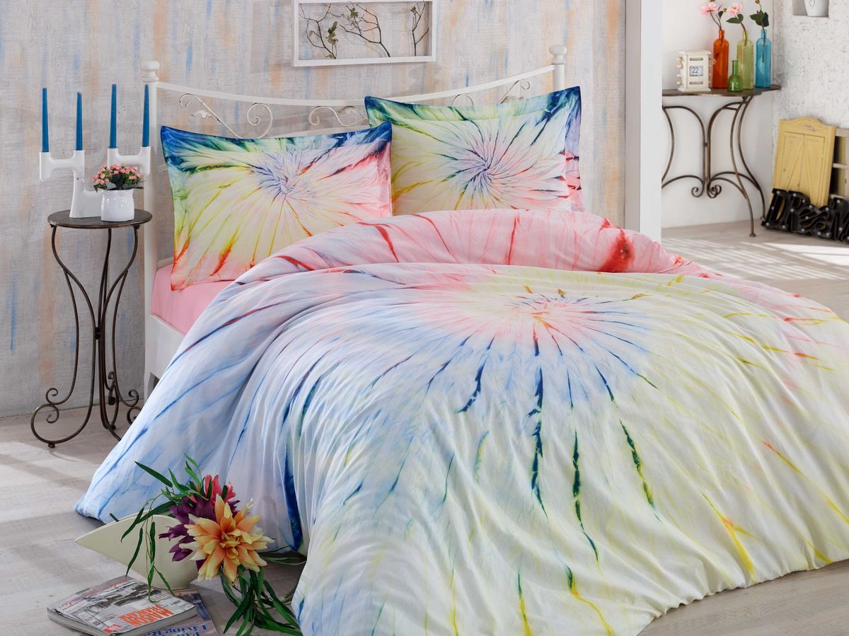 Комплект белья Hobby Home Collection Batik Helezon, евро, наволочки 50x70, 70x70, цвет: розовый1501001588 Комплект белья Hobby Home Collection Batik Helezon, евро, наволочки 50x70, 70x70, цвет: розовый1501001588Настоящее изделие изготовлено вручную, используя технику окрашивания ткани Батик. Несмотря на одинаковый дизайн, каждое из изделий может иметь отличия, так как изготавливается вручную. В виду этой особенности, дизайн приобретенного Вами постельного белья будет носить индивидуальный характер.Благодаря данной техники окрашивания, изделие приобретает стойкий и естественный цвет, а вследствие специальной обработки не поддается сминанию, тем самым избавляя Вас от дополнительной глажки (на свое усмотрение Вы можете погладить простынь и наволочки, размером 70*70см, комплекта, так как для них не используется техника покраски Батик).Наше изделие изготовлено согласно нормам стандарта хлопчатобумажной продукции Турецкого Института стандартизации (TSE) и, принимая во внимание сложность процедуры окрашивания, после стирки дает усадку, не превышающую 5% от нормы. Изделие дает усадку только после первой стирки, при дальнейшем использовании никаких изменений в размерах не произойдет. В связи с этим, между размерами, приведенными на упаковке, и фактическими размерами изделия после первой стирки существует небольшое различие, причиной которого является 5% усадка (для простыни и наволочек 70*70см комплекта не использована техника покраски Батик, поэтому размеры на упаковке остаются без изменений).