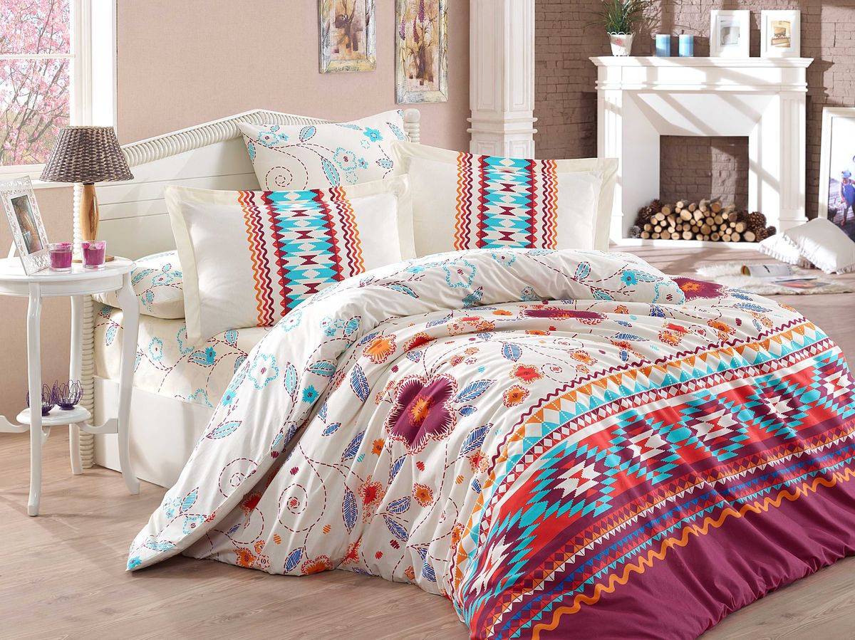Комплект белья Hobby Home Collection Francesca, евро, наволочки 50x70, 70x70, цвет: бордовый1501001592 Комплект белья Hobby Home Collection Francesca, евро, наволочки 50x70, 70x70, цвет: бордовый1501001592По легенде этот материал впервые произвели во французской резиденции Папы Римского, городе Авиньон. За это ткань назвали поплином, что означает «папский». По своим характеристикам она напоминает бязь, однако, на ощупь гораздо более мягкая и гладкая. Поплиновое постельное белье имеет ряд несомненных достоинств: оно хорошо сохраняет форму и цвет, имеет приятную на ощупь поверхность, хорошо удерживает тепло и впитывает влагу, почти не мнется. Кроме этого, комплекты постельного белья из поплина не требуют специального ухода: их можно стирать в стиральной машине при температуре до 60? С и гладить при температуре до 110? С. Ткань поплин гипоаллергенна, отвечает всем европейским экологическим стандартам. И, наконец, такое постельное белье при всех своих высоких эксплуатационных качествах стоит относительно недорого