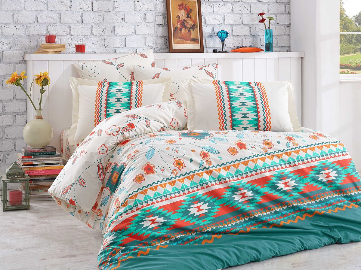 Комплект белья Hobby Home Collection Francesca, евро, наволочки 50x70, 70x70, цвет: зеленый1501001593 Комплект белья Hobby Home Collection Francesca, евро, наволочки 50x70, 70x70, цвет: зеленый1501001593По легенде этот материал впервые произвели во французской резиденции Папы Римского, городе Авиньон. За это ткань назвали поплином, что означает «папский». По своим характеристикам она напоминает бязь, однако, на ощупь гораздо более мягкая и гладкая. Поплиновое постельное белье имеет ряд несомненных достоинств: оно хорошо сохраняет форму и цвет, имеет приятную на ощупь поверхность, хорошо удерживает тепло и впитывает влагу, почти не мнется. Кроме этого, комплекты постельного белья из поплина не требуют специального ухода: их можно стирать в стиральной машине при температуре до 60? С и гладить при температуре до 110? С. Ткань поплин гипоаллергенна, отвечает всем европейским экологическим стандартам. И, наконец, такое постельное белье при всех своих высоких эксплуатационных качествах стоит относительно недорого