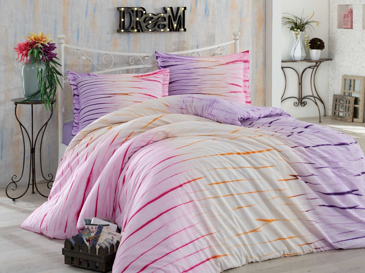 Комплект белья Hobby Home Collection Batik Kirik, семейный, наволочки 50x70, 70x701501001602 Комплект белья Hobby Home Collection Batik Kirik, семейный, наволочки 50x70, 70x701501001602Комплект белья Hobby Home Collection, изготовленный из поплина (100% хлопка), поможет вам расслабиться и подарит спокойный сон. Комплект состоит из 2 пододеяльников, простыни и четырех наволочек. Комплект изготовлен вручную с использованием техники окрашивания ткани Батик. Несмотря на одинаковый дизайн, каждое из изделий может иметь отличия, так как изготавливается вручную. В виду этой особенности, дизайн приобретенного вами постельного белья будет носить индивидуальный характер. Благодаря данной технике окрашивания, изделие приобретает стойкий и естественный цвет, а вследствие специальной обработки не поддается сминанию, тем самым избавляет вас от дополнительной глажки (на свое усмотрение вы можете погладить простынь и наволочки размером 70х70, так как для них не используется техника покраски Батик).Комплект изготовлен согласно нормам стандарта хлопчатобумажной продукции Турецкого Института стандартизации (TSE) и, принимая во внимание сложность процедуры окрашивания, после стирки дает усадку, не превышающую 5% от нормы. Изделие дает усадку только после первой стирки, при дальнейшем использовании никаких изменений в размерах не произойдет.