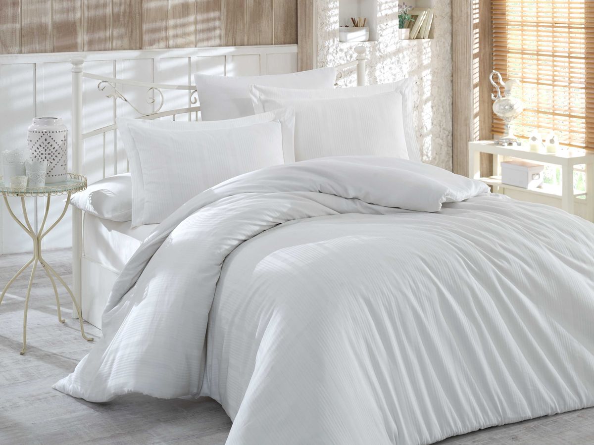 Комплект белья Hobby Home Collection Stripe, семейный, наволочки 50x70, 70x70, цвет: кремовый1501001638 Комплект белья Hobby Home Collection Stripe, семейный, наволочки 50x70, 70x70, цвет: кремовый1501001638Сатиновая ткань обладает исключительными декоративными качествами и превосходно ведет себя в эксплуатации, поэтому относится к премиум-классу. Для производства текстиля используются крученые хлопковые нити, которые отражают свет так же хорошо, как и волокна шелка.Изысканные узоры, напоминающие вышивку, формируются на ткани в процессе производства путем сложных переплетений нитей основы и утка. В результате жаккардовый сатин имеет гладкую, переливающуюся на свету лицевую поверхность и плотную изнанку. Вытканные рисунки смотрятся особенно выразительно за счет рельефности.Преимущества постельного белья из жаккард-сатина:- Способность сохранять первозданный вид после многочисленных стирок при соблюдении рекомендаций по уходу.- Плотная, струящаяся фактура, исключающая появление складок и заломов.- Превосходные терморегулирующие и гигиенические свойства.- Нежные, гладкие поверхности, обеспечивающие приятные тактильные ощущения